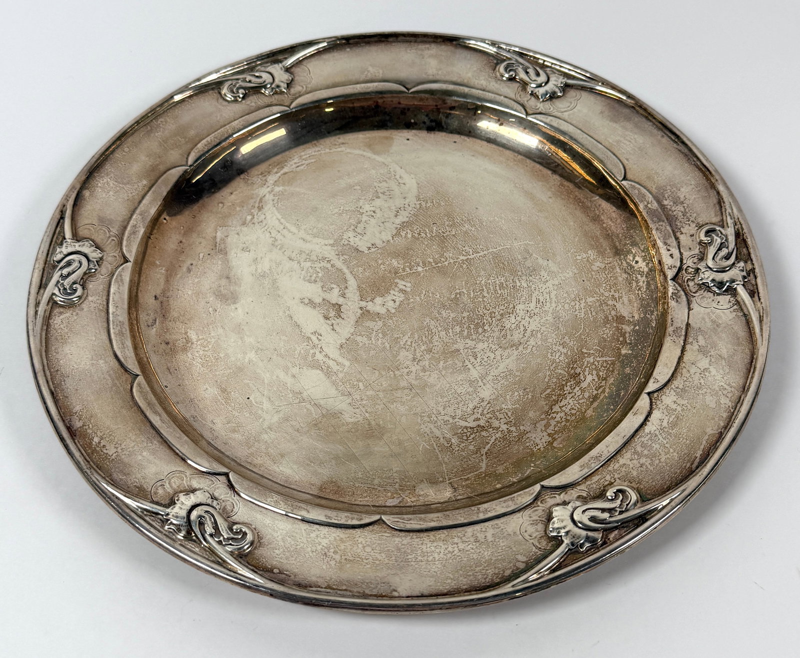 GEORG JENSEN - DENMARK, STERLING SILVER TRAY: GEORG JENSEN STERLING SILVER COCKTAIL TRAY WITH RAISED SCROLLWORK BOTANICAL DESIGNS. HALLMARKED. 720 GRAMS IN TOTAL WEIGHT. 12" DIA.