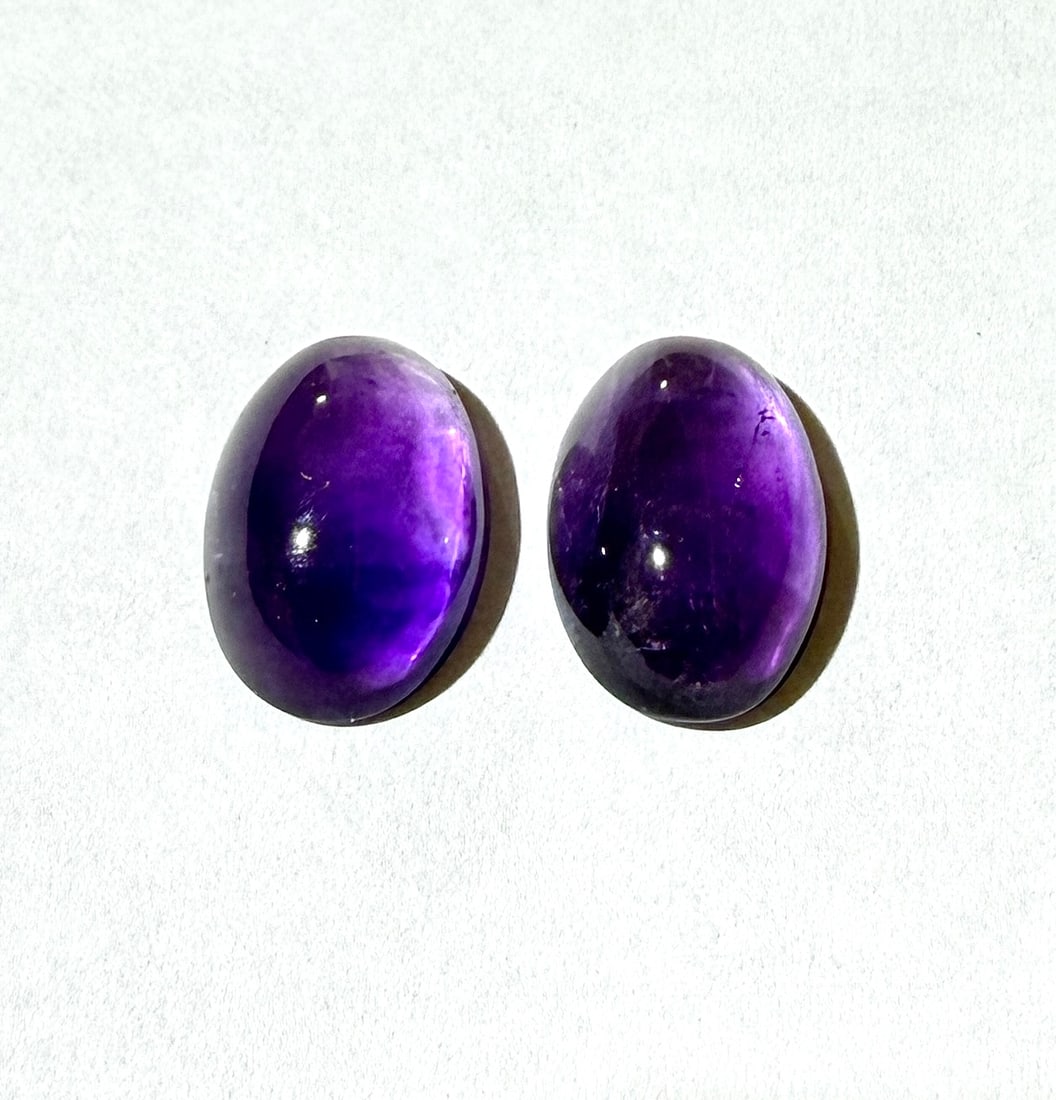 PAIR OF AMETHYST GEMSTONES 2 CTW: PAIR OF CABOCHON AMETHYST GEMSTONS, EACH ONE CARAT.