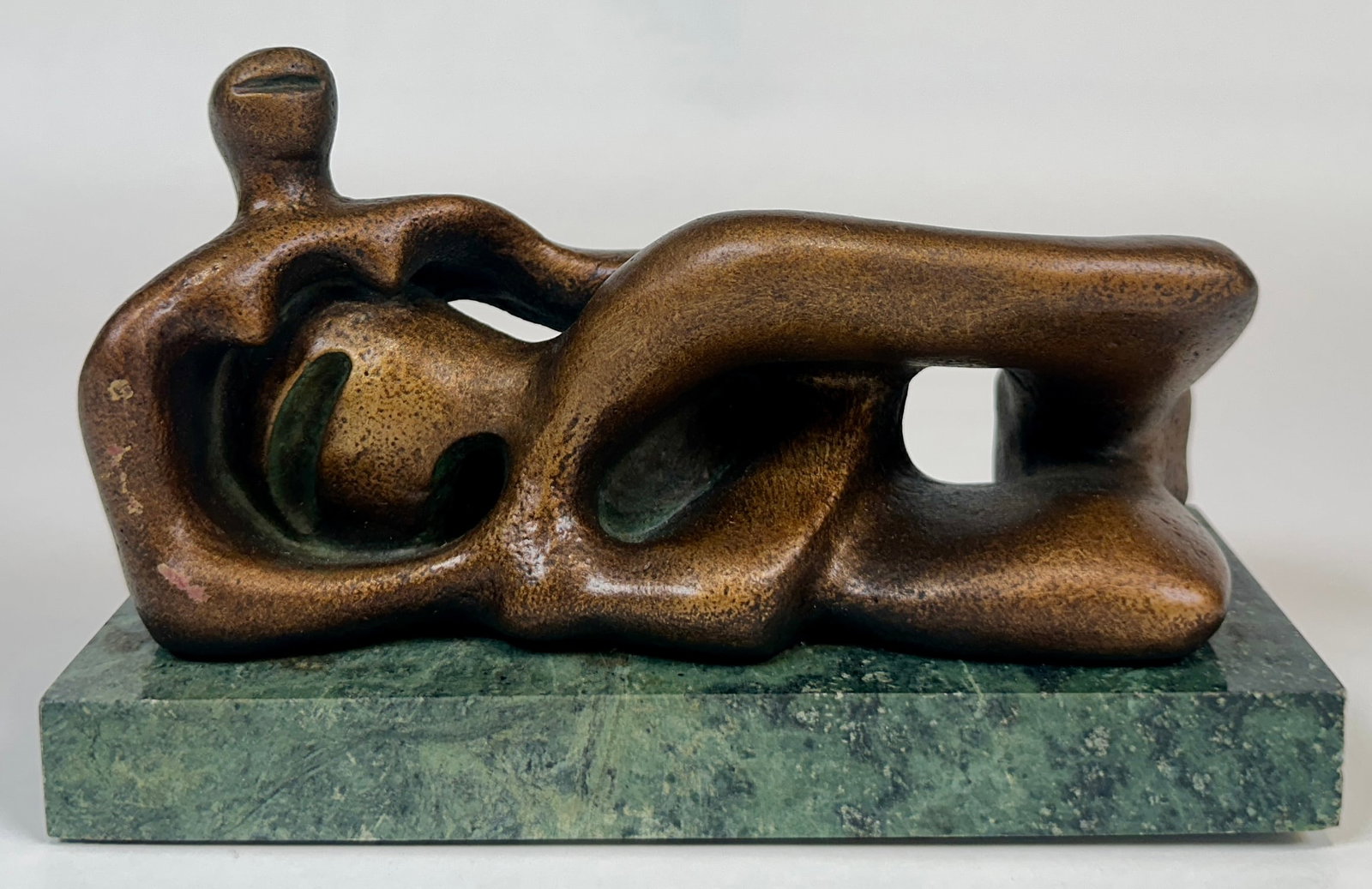 RECLINING FEMALE FIGURE AFTER HENRY MOORE: BRONZE ABSTRACT FIGURE OF A WOMAN SIGNED AMR, 1971. ON MARBLE BASE. 3"X7"X4.5"