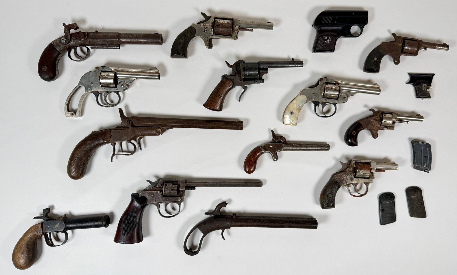 COLLECTION OF ANTIQUE PISTOLS: GROUPING OF ANTIQUE ESTATE-FOUND PISTOLS. MOST WITH SOME SORT OF ISSUE SUCH AS FROZEN, MISSING GRIP, ETC. TARGET MODEL 1900, ROVAD, HARRINGTON & RICHARDSON, MARQUIS OF LORNE, GERSTENBERGER, DEFIANCE,