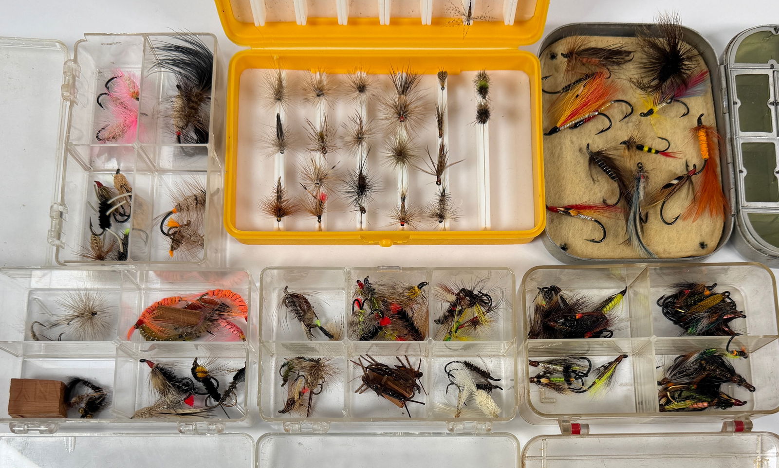 COLLECTION OF VINTAGE FLY FISHING LURES: FISHING FLIES. APPEAR TO BE UNUSED. APPROX. 50 PIECES.