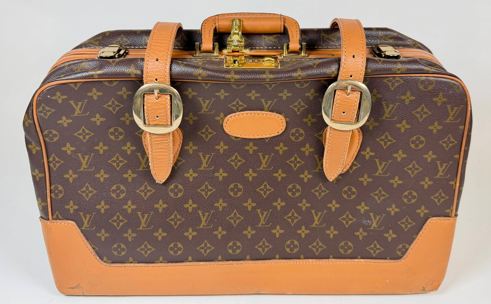 FRENCH CO. FOR LOUIS VUITTON SUITCASE: VINTAGE, INTERIOR TALON ZIPPER WITH A PRESTIGE EXTERIOR LOCK. GOOD VINTAGE CONDITION WITH WEAR COMMENSURATE WITH AGE. 21"X13"X6.5"