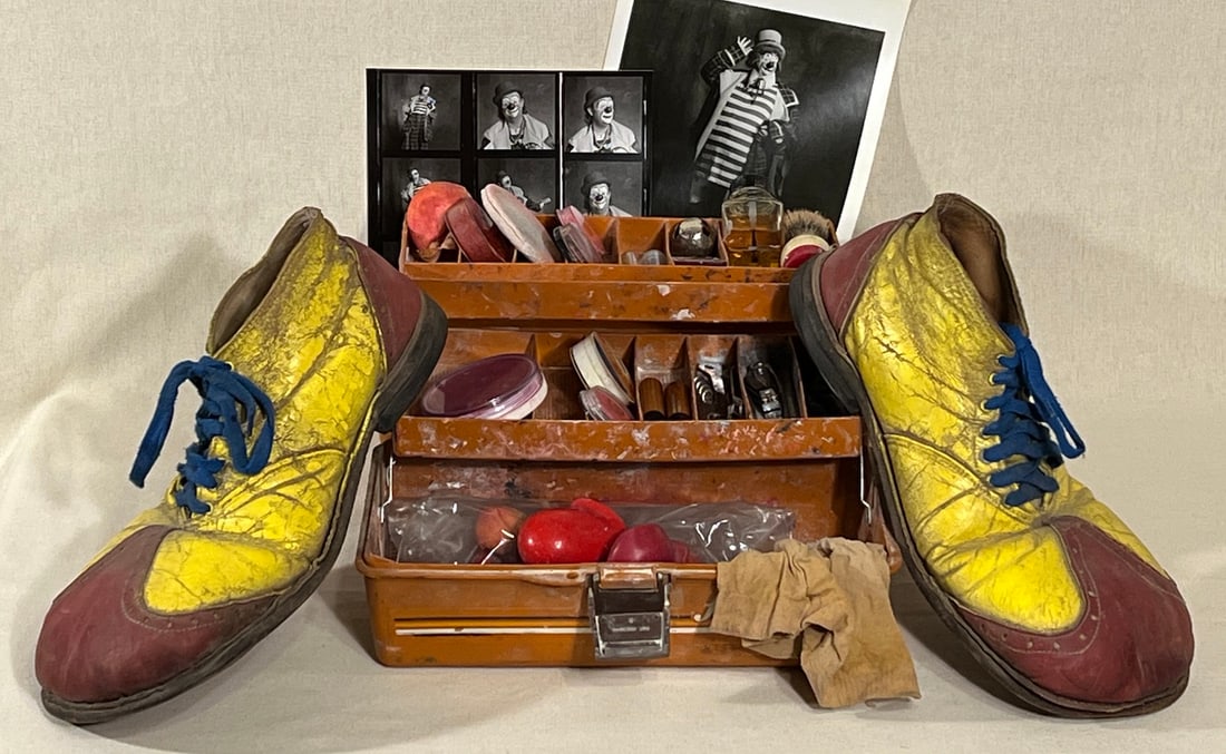 RINGLING CLOWN COLLEGE MEMORABILIA - MIKE POTEETE: Clown College graduate (1984) Mike Poteete performed for many years with various traveling shows, including the Toby Tyler and Hamid-Morton Circuses. ? His shoes and makeup kit were purchased from