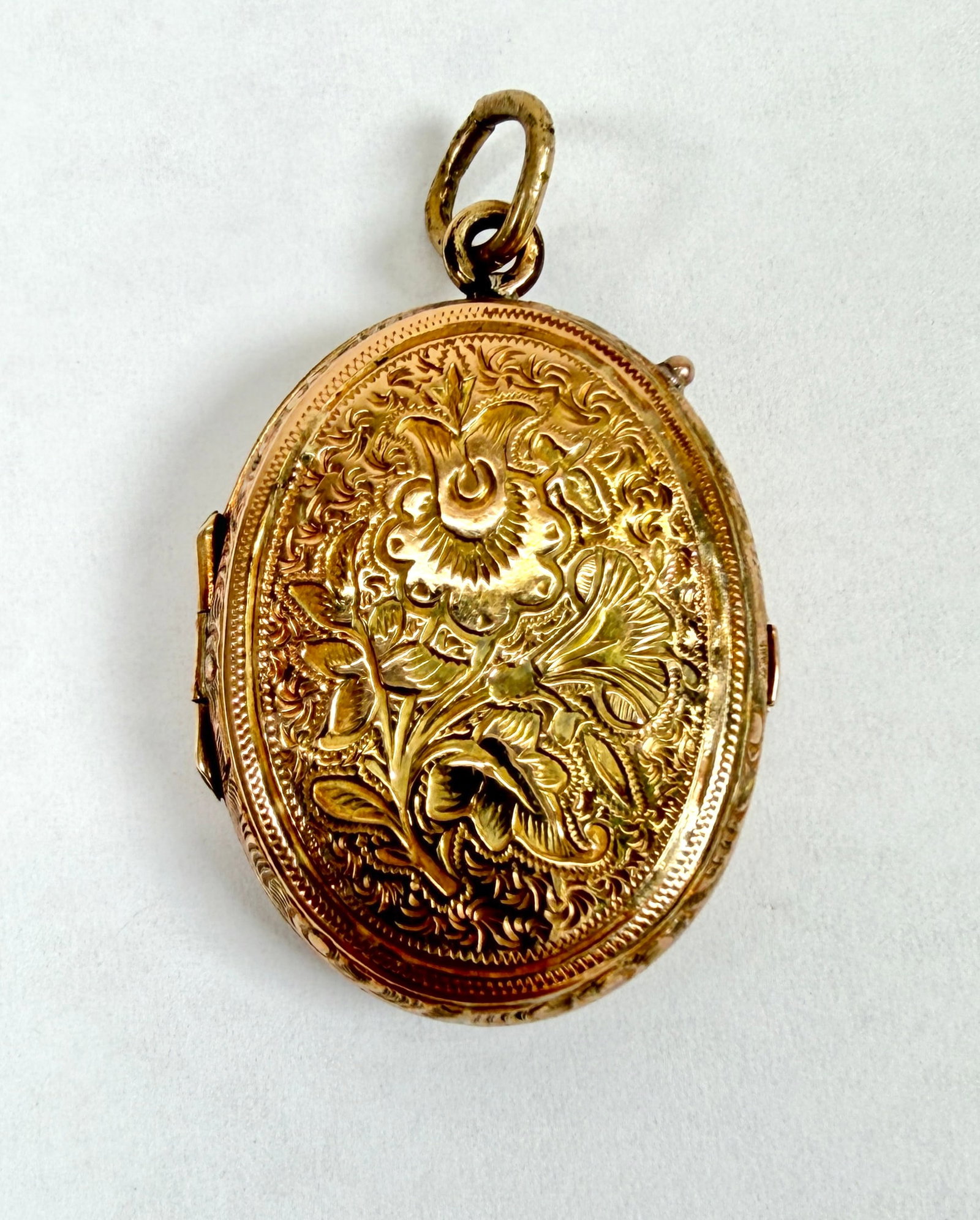VICTORIAN 14K GOLD LOCKET: VINTAGE VICTORIAN LOCKET, UNMARKED BUT TESTED. 3.7 GRAMS. 1"X.75"