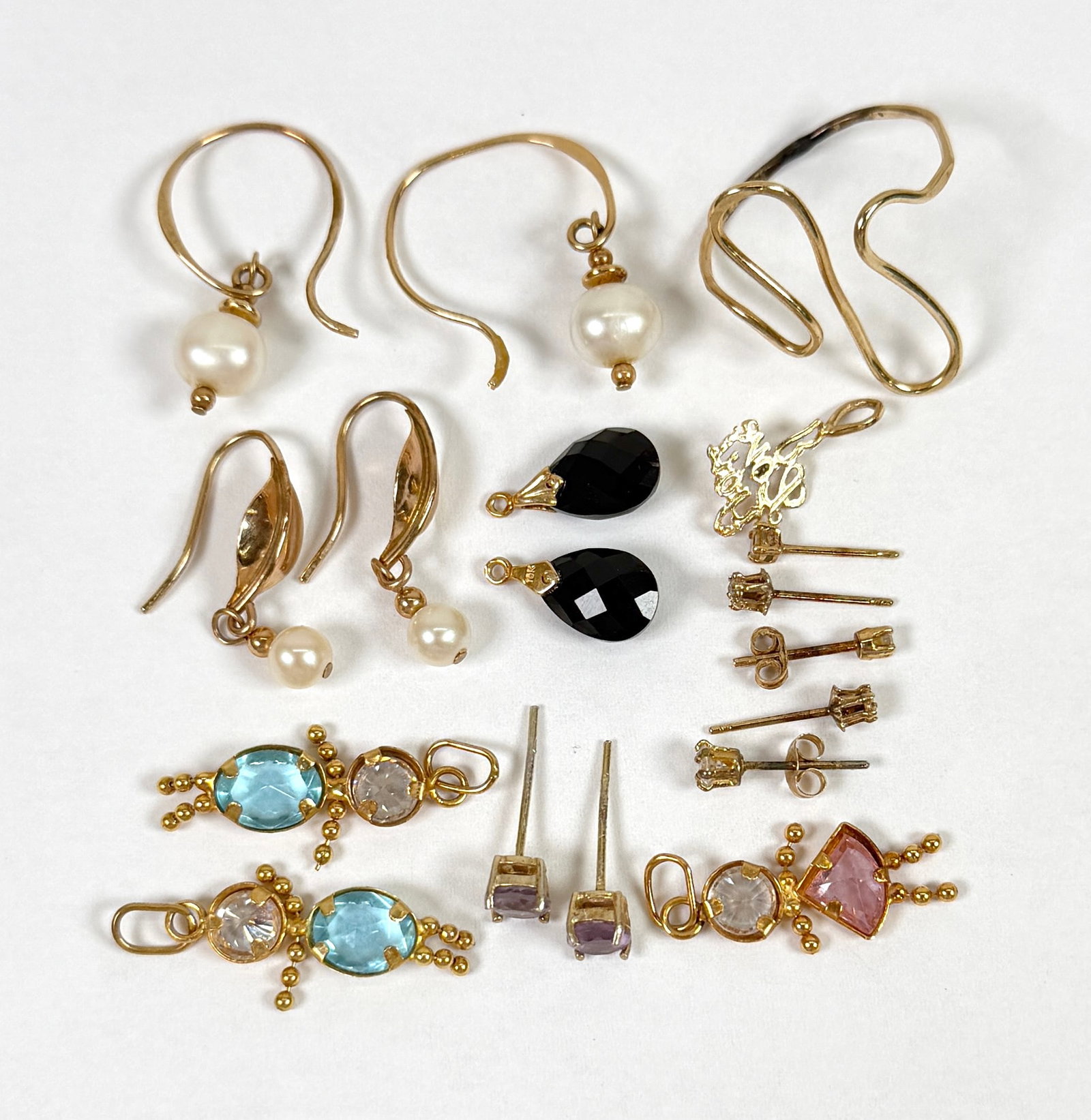 14K GOLD EARRING AND CHARM COLLECTION: 14K GOLD WITH GEMSTONE EARRINGS. 8 SETS OF EARRINGS. INCLUDED FIGURAL FEMALE FORM CHARM, I LOVE YOU CHARM. GOLD WIRE FREE-FORM RING. 9.9 GRAMS TOTAL WEIGHT