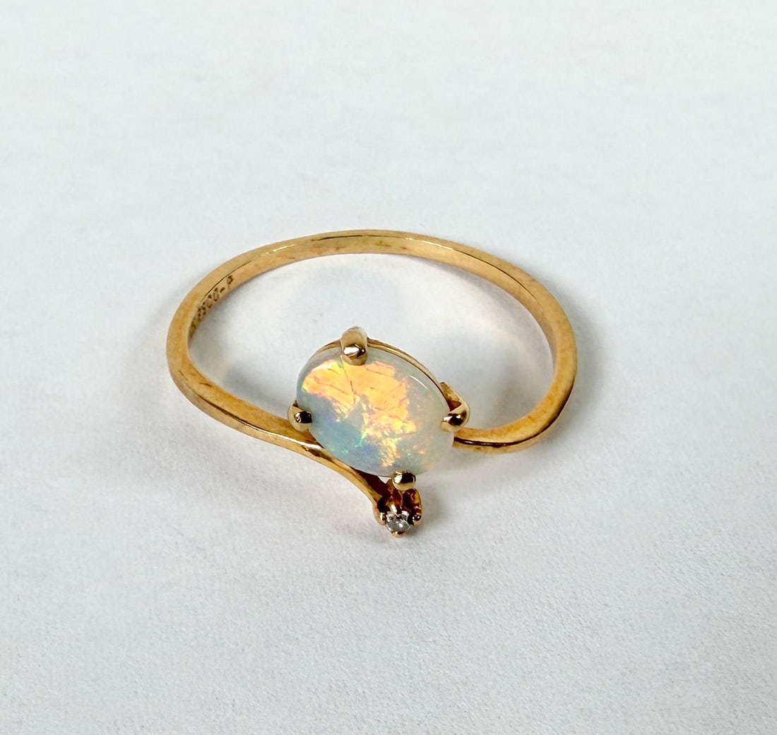 14K GOLD WITH OPAL LADIES RING: 1.4 GRAMS, SIZE 7