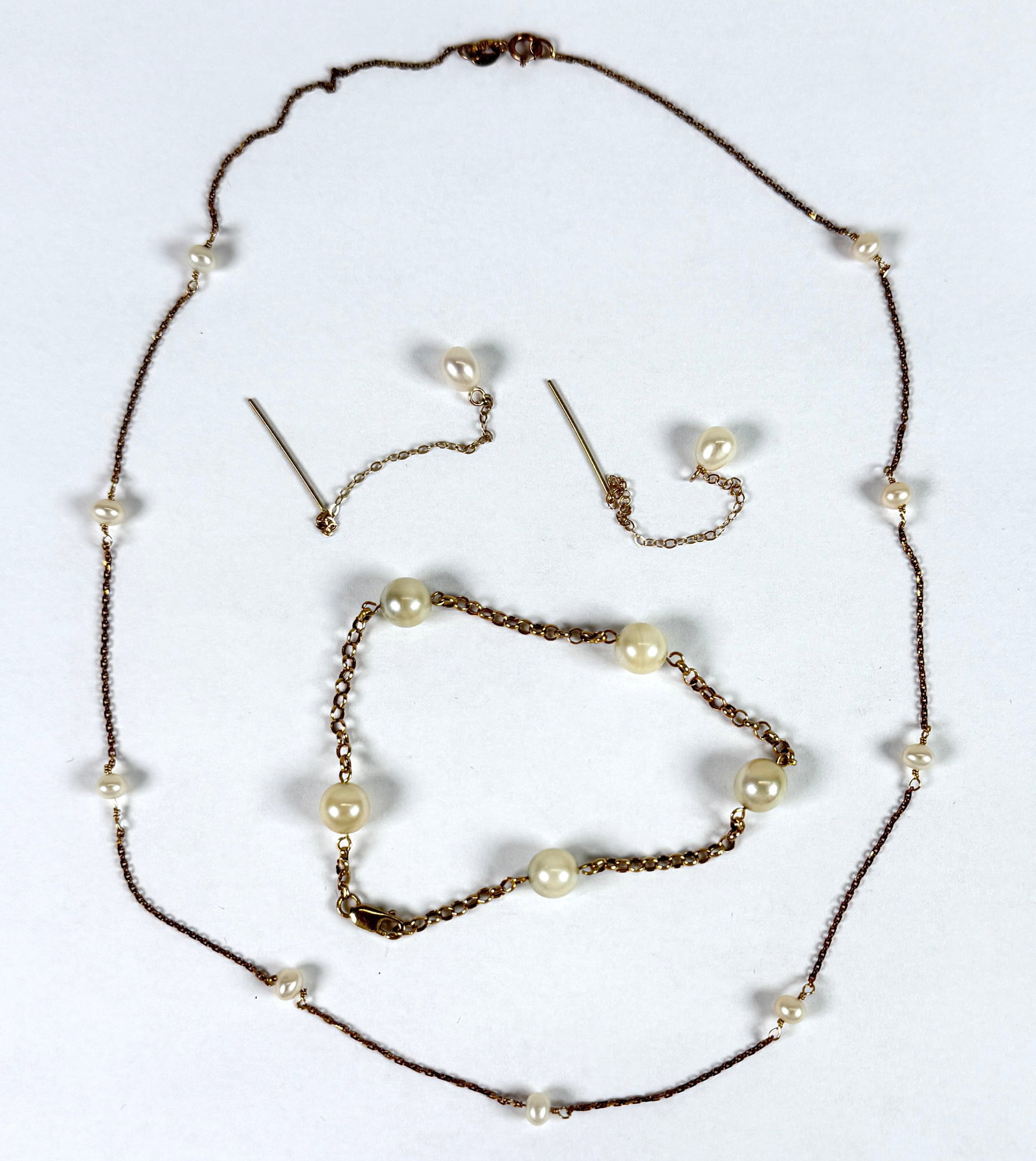 14K GOLD WITH PEARLS JEWELRY SET: INCLUDES 17" NECKLACE, 6" BRACELET, 2" DROP EARRINGS. 6.8 GRAMS TOTAL WEIGHT.