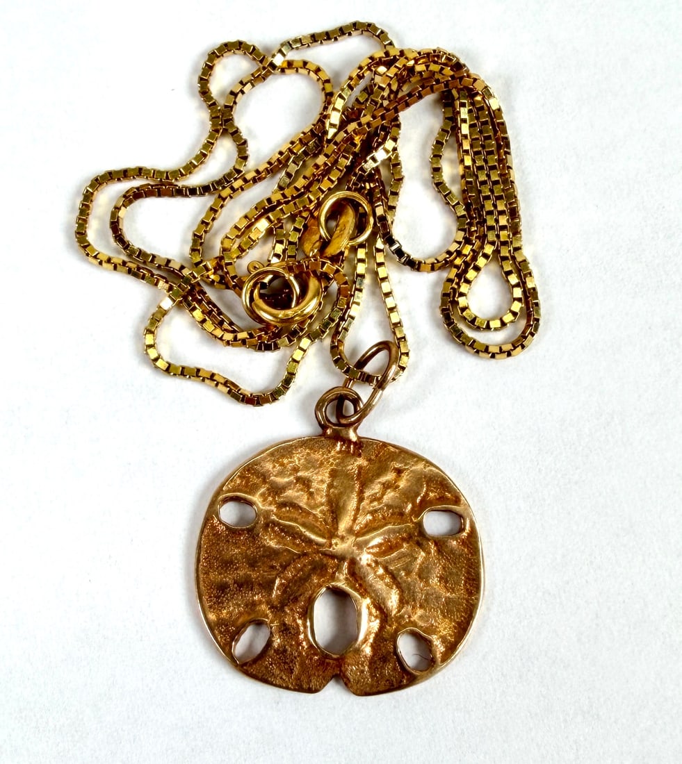 14K GOLD SAND DOLLAR PENDANT NECKLACE: 3.6 GRAMS TOTAL WEIGHT. 17"