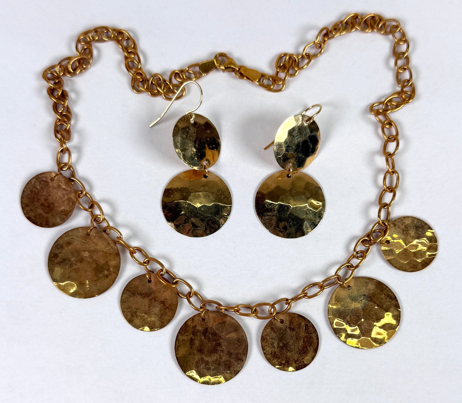 14K GOLD HAMMERED DISC JEWELRY SET: HAMMERED DISC DESIGN IN CHAIN. 11.7 GRAMS IN TOTAL WEIGHT. NECKLACE- 17". EARRINGS - 1.25" DROP.