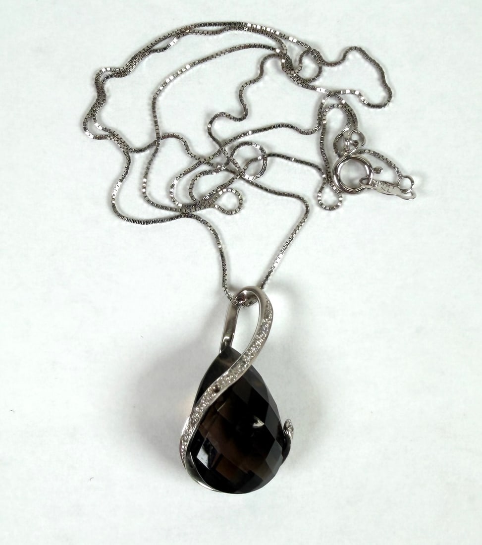 14K GOLD WITH PENDANT NECKLACE: 14K GOLD CHAIN WITH SMOKY QUARTZ PENDANT. 4 GRAMS IN TOTAL WEIGHT. 18"