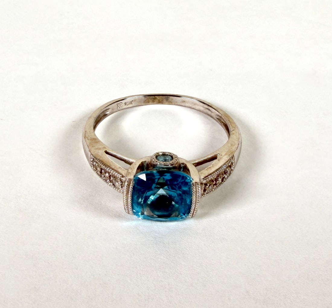 10K GOLD WITH BLUE TOPAZ LADIES RING: 2.7 GRAMS. SIZE 6.5