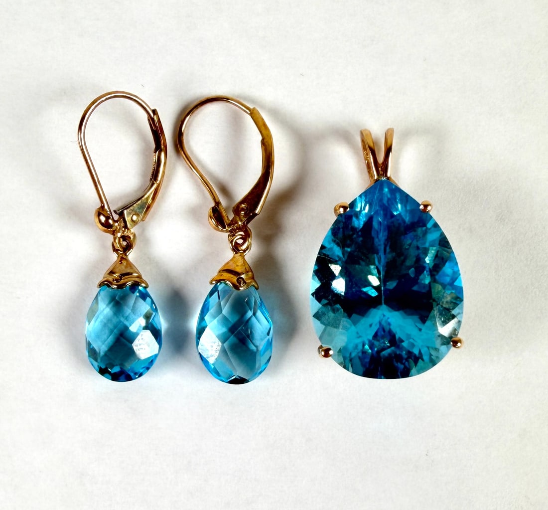 14K GOLD JEWELRY SET: BLUE CRYSTAL PENDANT AND EARRINGS. 8.3 GRAMS IN TOTAL WEIGHT.