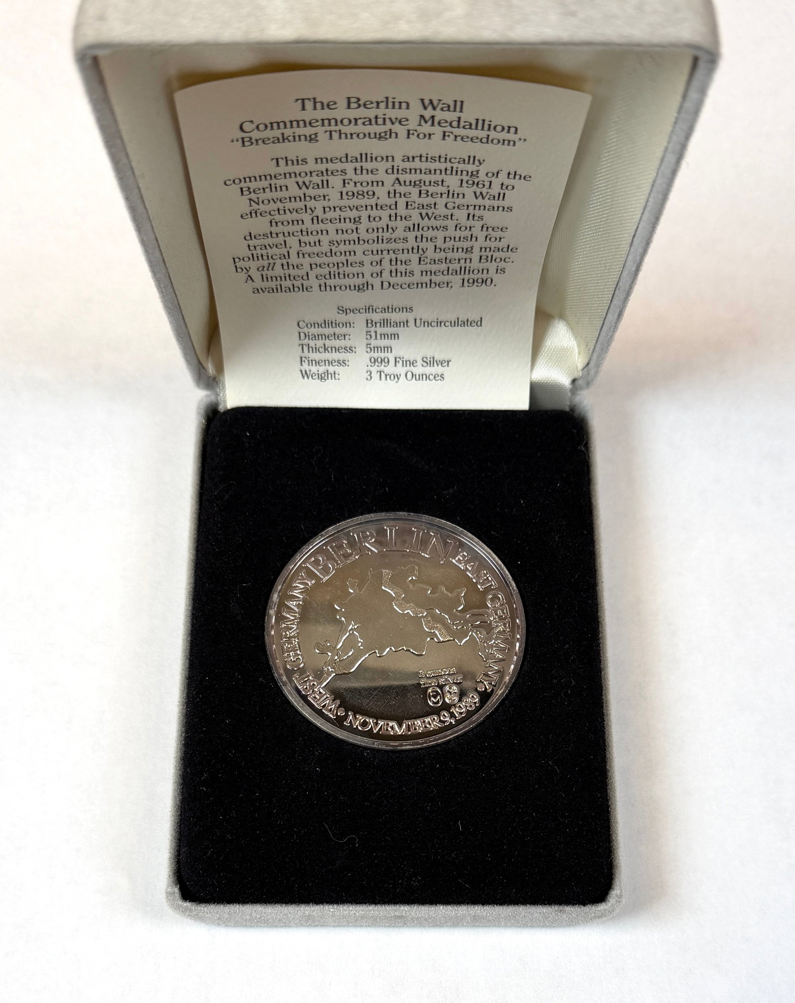 3 OUNCE BERLIN WALL MEDAL: THE BERLIN WALL COMMEMORATIVE MEDAL - BREAKING THROUGH FOR FREEDOM. 3 TROY OUNCES OF 999 FINE SILVER.