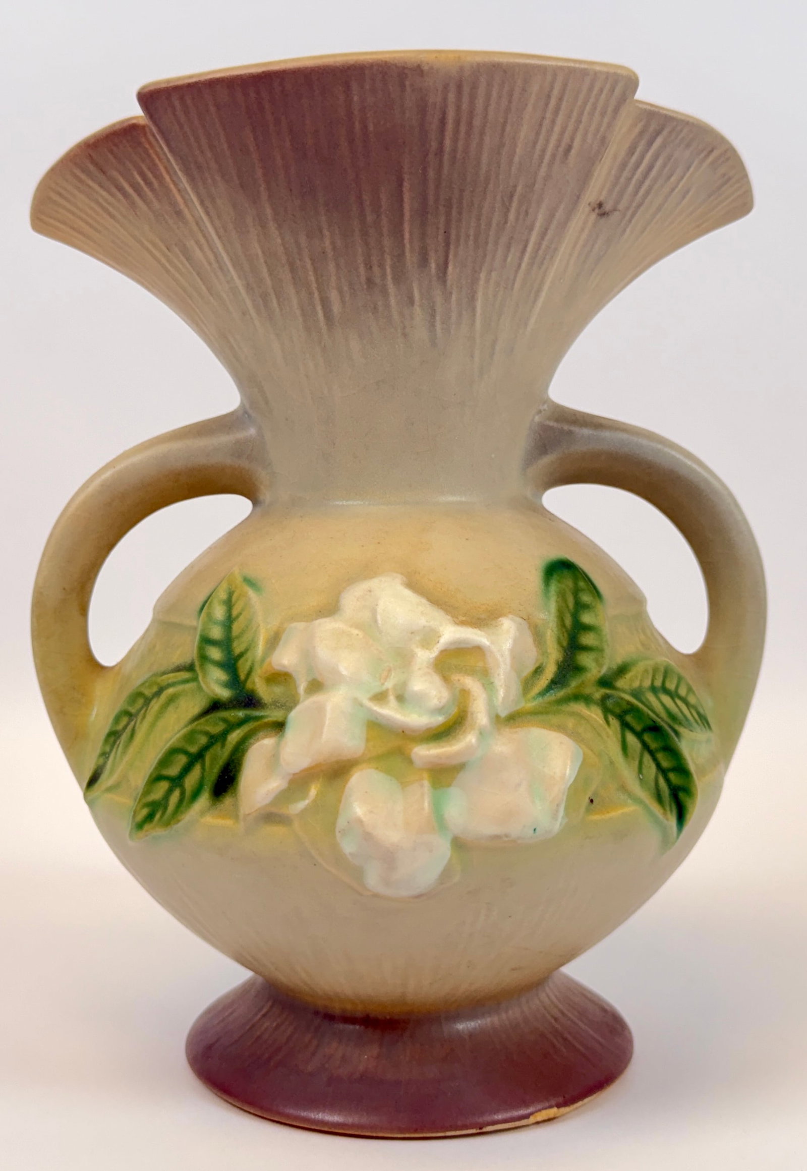 ROSEVILLE POTTERY GARDENIA VASE: ROSEVILLE 684-8 POTTERY VASE. SCATTERED CRAZING. NO CHIPS OR CRACKS. 8"