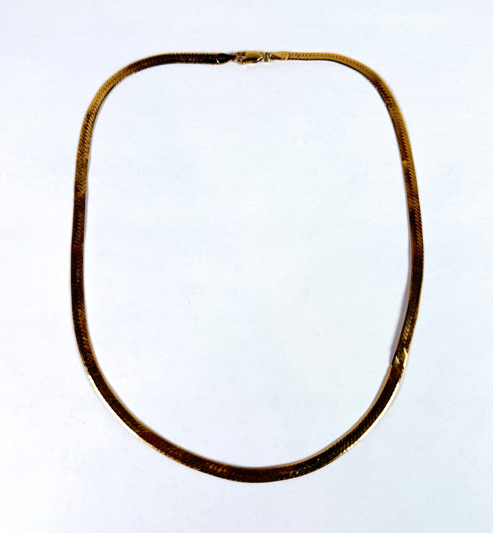 14K GOLD HERRINGBONE NECKLACE: SCATTERED LIGHT KINKING. 12 GRAMS. 17"