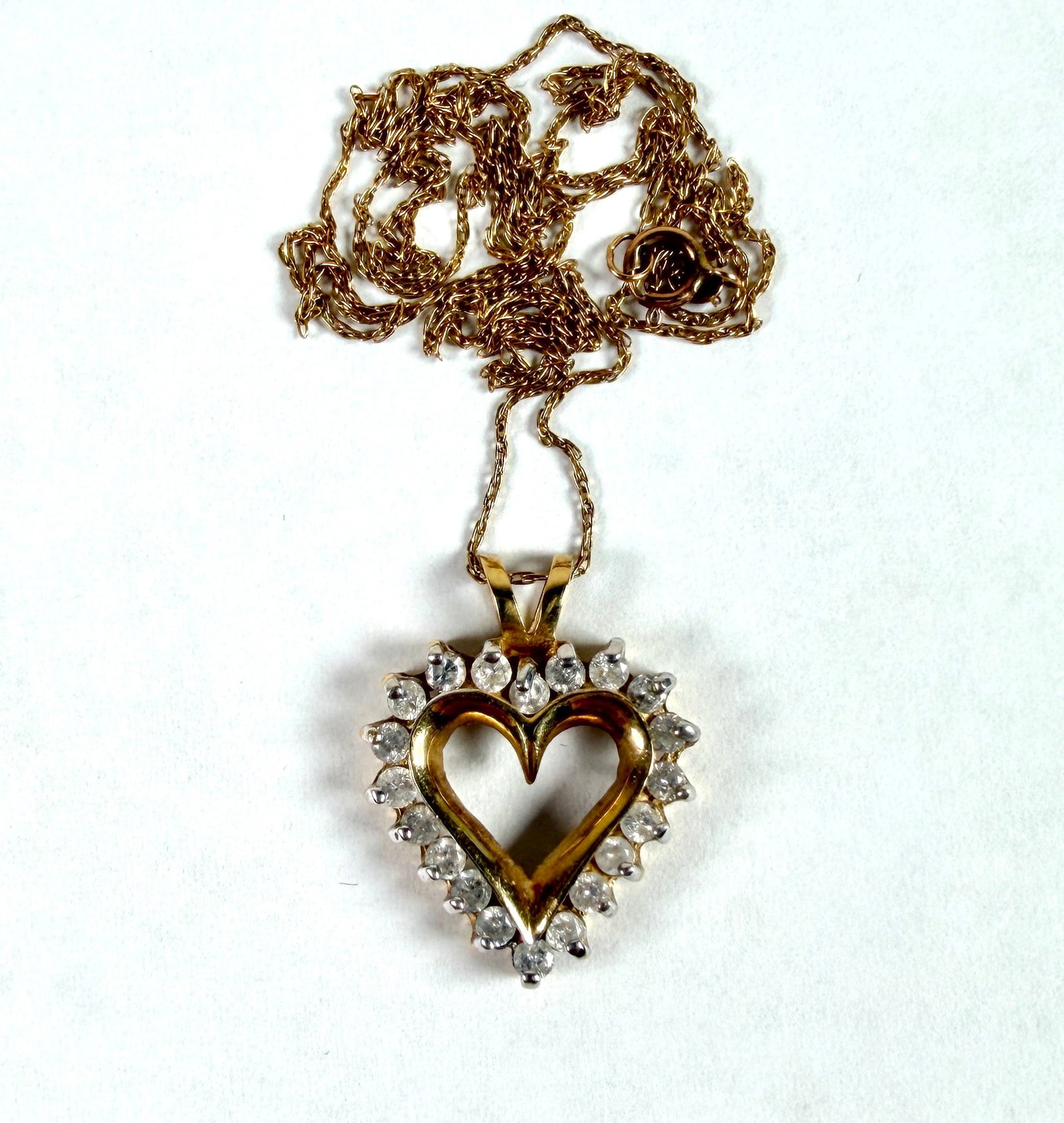 10K GOLD HEART PENDANT NECKLACE: 2.7 GRAMS. 19". HAVING TWO KNOTS IN THE CHAIN, AS IS.