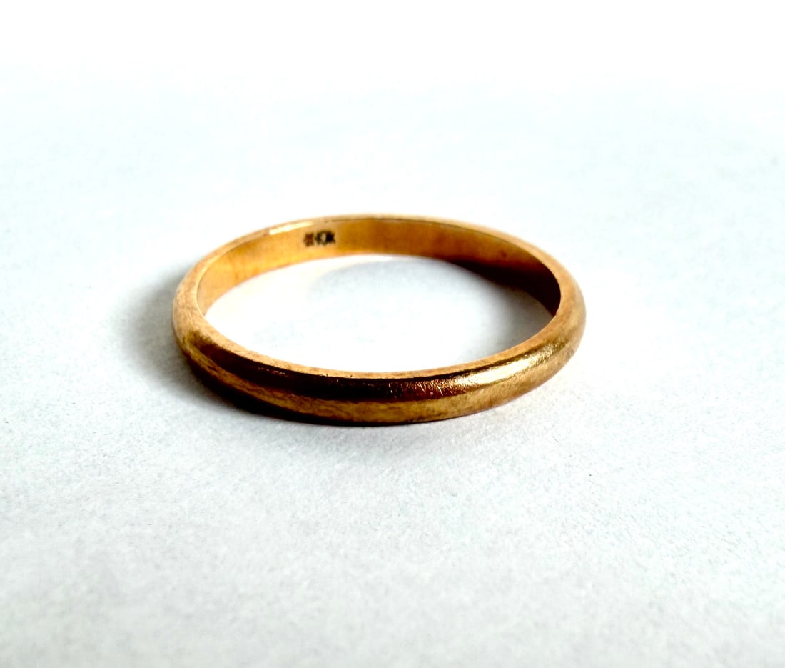 10K GOLD WEDDING BAND (1 of 2)