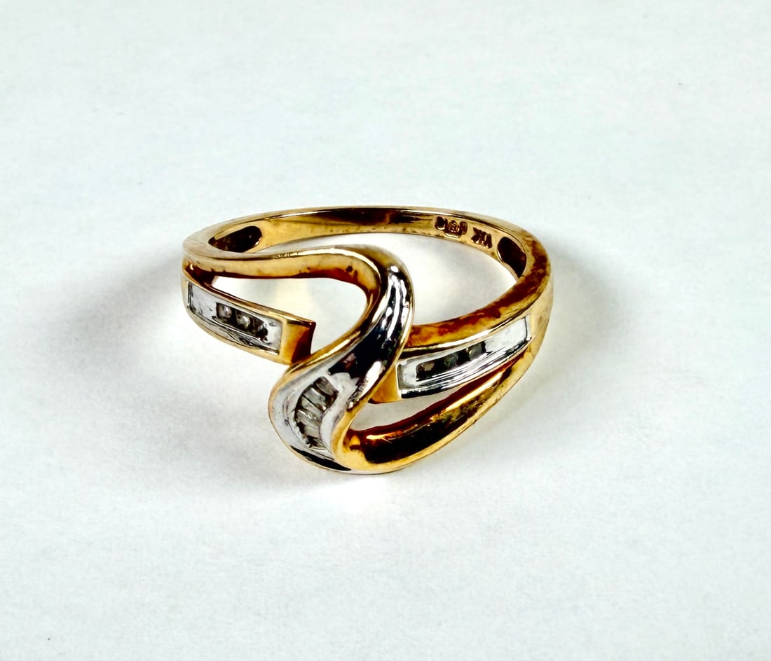 10K GOLD LADIES COCKTAIL RING: GOLD WITH DIAMOND ACCENTS. 2.7 GRAMS. SIZE 7.