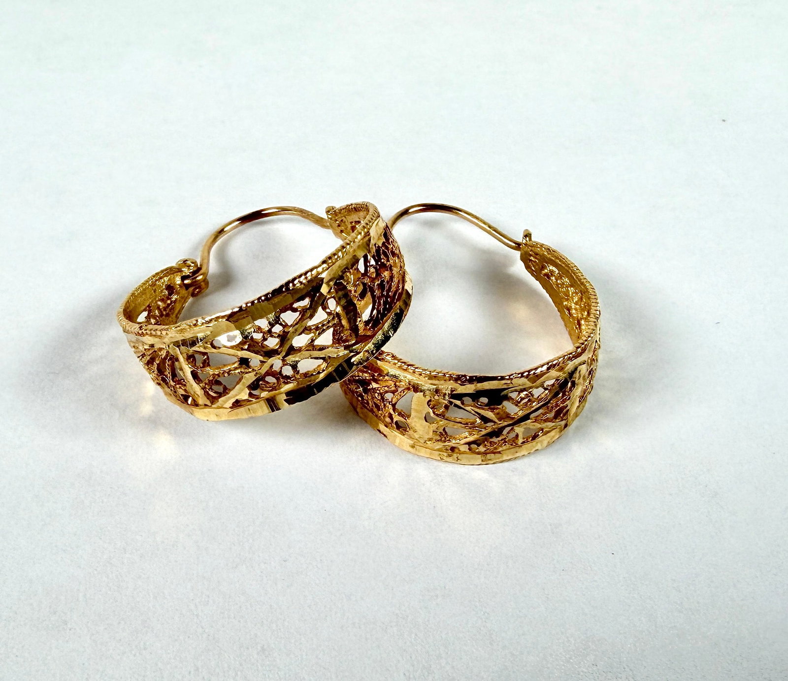 14K GOLD FILIGREE HOOPS EARRINGS: 2.9 GRAMS IN TOTAL WEIGHT. .75"