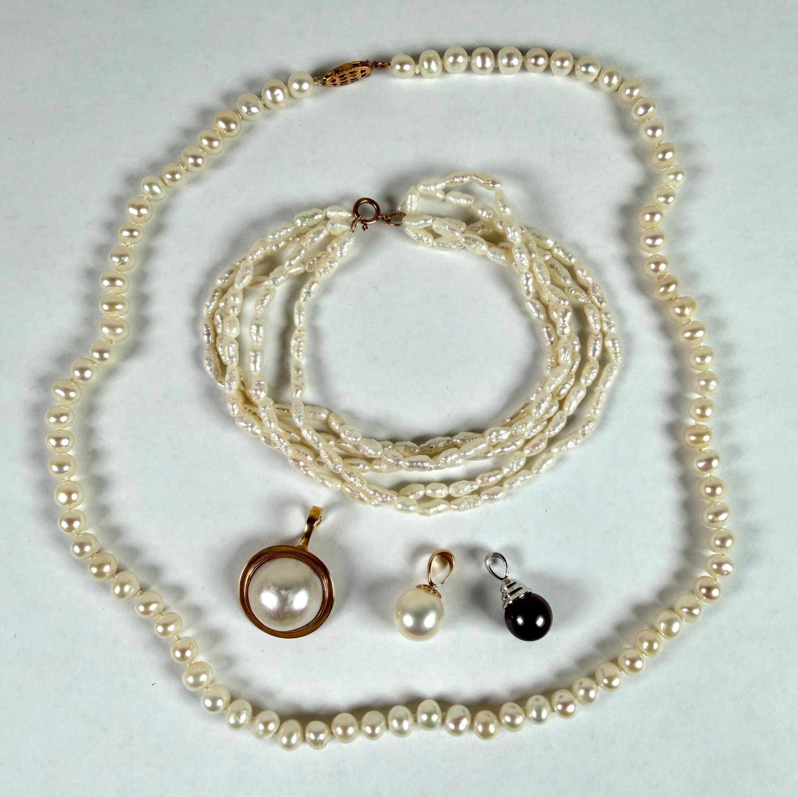 14K GOLD PEARL JEWELRY COLLECTION: MULTI-STRAND FRESHWATER, 5MM STRAND, PAIR OF PENDANTS.