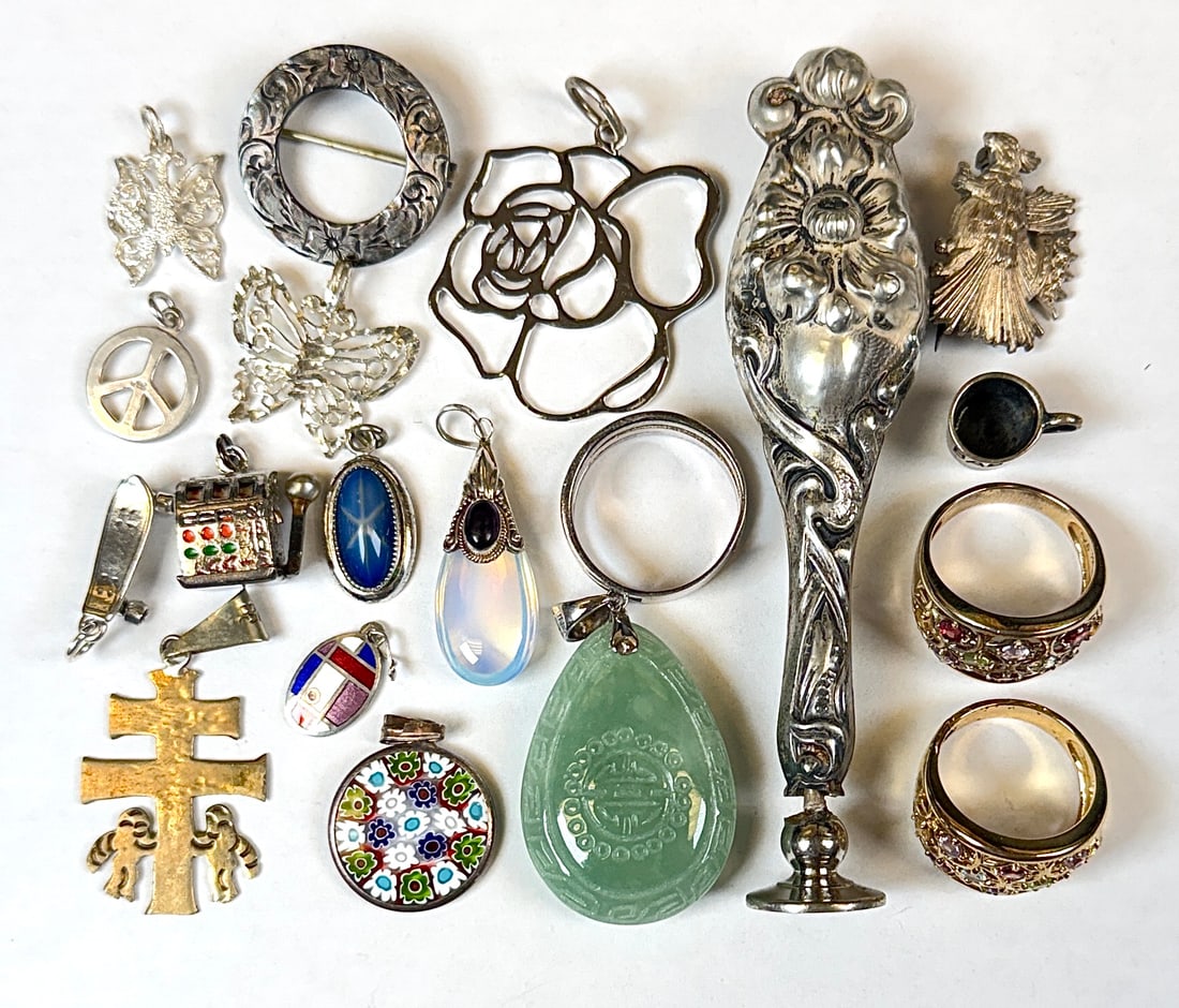 STERLING SILVER JEWELRY COLLECTION: RINGS, PENDANTS, CHARMS, STAMP. 84.7 GRAMS IN TOTAL WEIGHT.