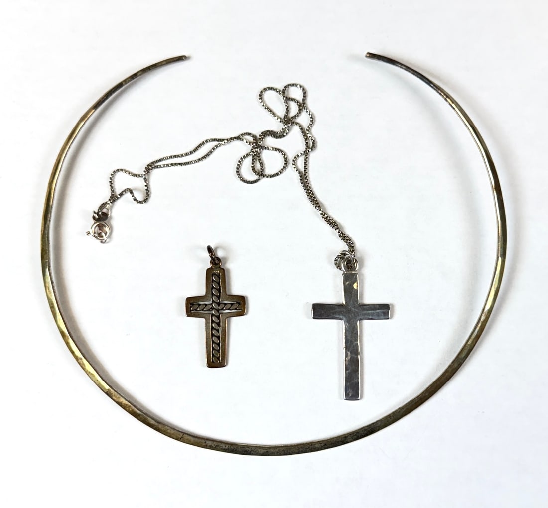 STERLING SILVER CROSS JEWERLY: CHOKER AND CHAIN NECKLACES WITH CROSS PENDANTS. 27.4 GRAMS IN TOTAL WEIGHT