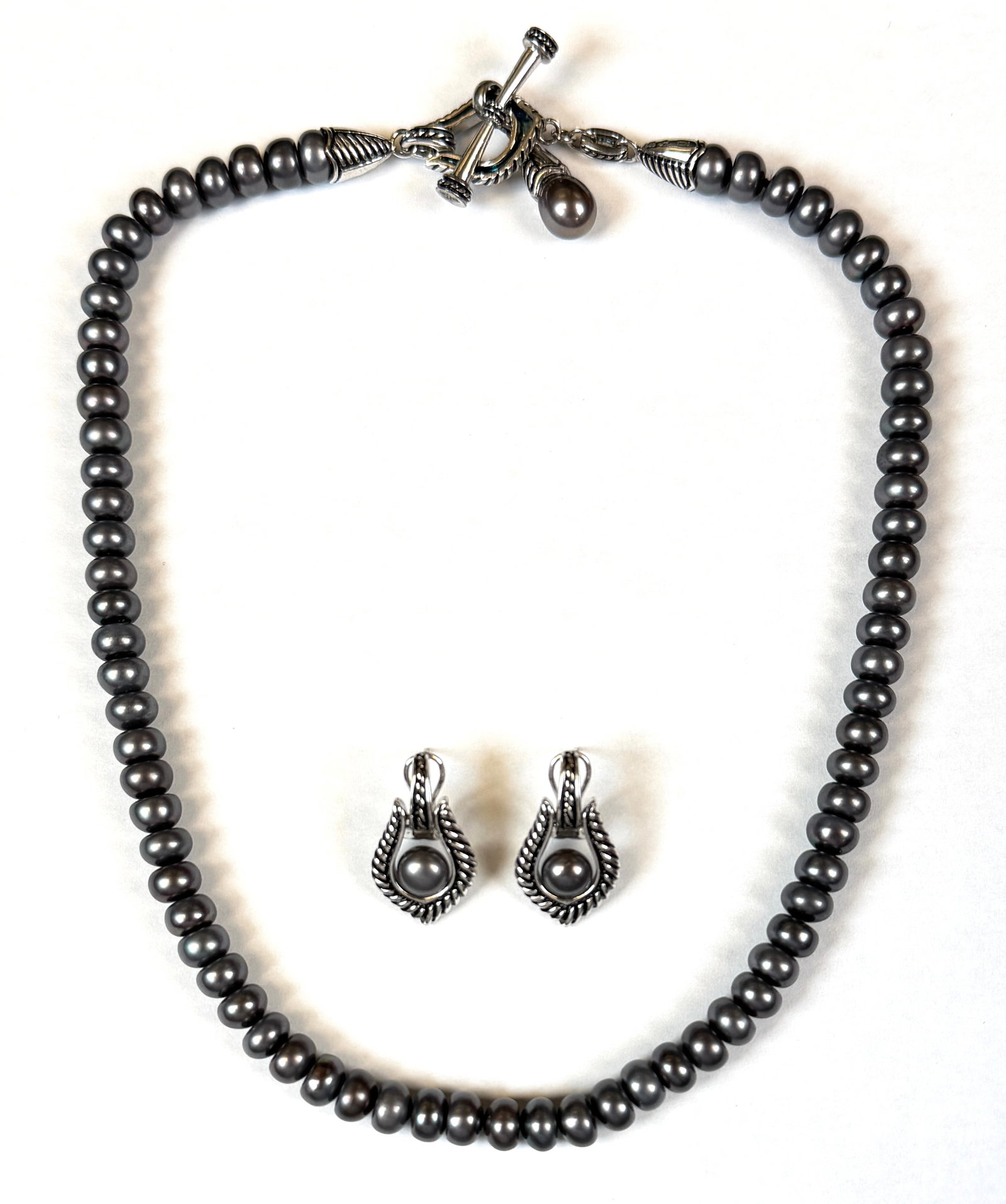 MANDARIN PEARL JEWELRY: MANDARIN CULTURED PEARLS, BLACK FRESHWATER NECKLACE AND EARRING SET, STERLING SILVER. WITH CASE. 18"