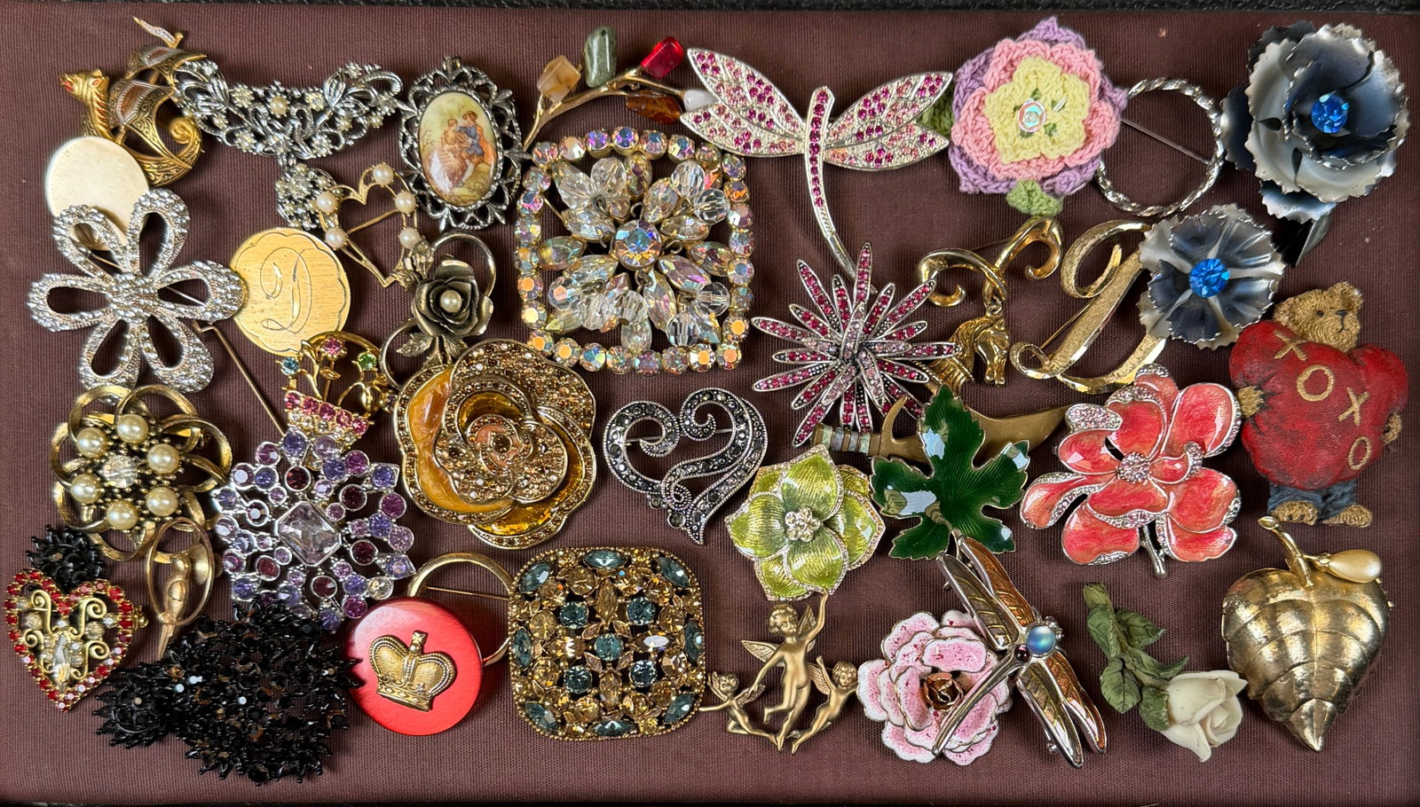 ESTATE COLLECTION OF COSTUME JEWELRY: BROOCHES, PINS. STAR, LIZ CLAIBORNE, MONET, AVON, MAMSELLE.