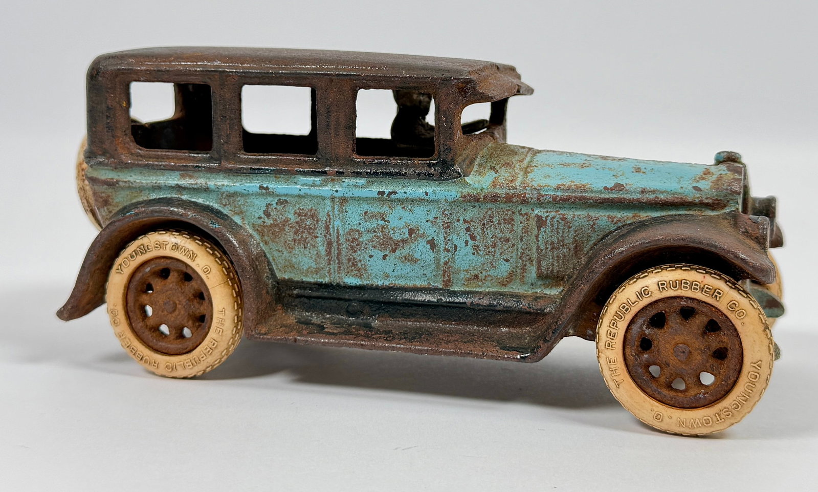 ARCADE CAST IRON BUICK SEDAN TOY (1 of 9)
