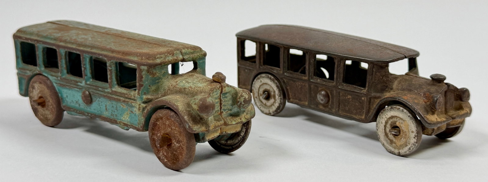 A.C. WILLIAMS CAST IRON BUS TOYS: PAIR OF A.C. WILLIAMS (ATTR.) CAST IRON BUSES, NICKEL WHEELS. PLAYWEAR AND PAINT LOSS. 5"L