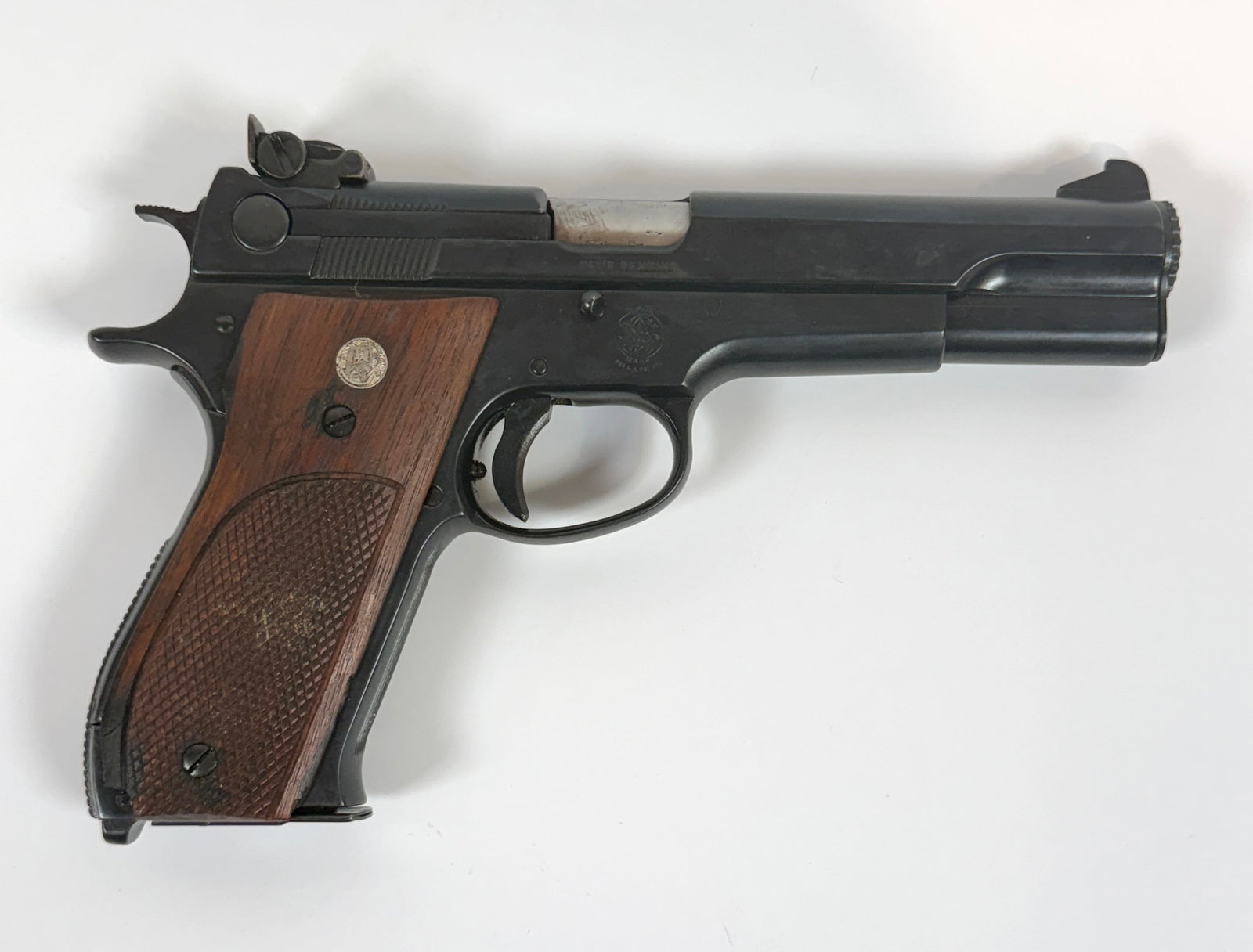 SMITH & WESSON MODEL 52 PISTOL: VINTAGE SMITH & WESSON MODEL 52, .38 SW SPECIAL. SERIAL 53131. RECENTLY SERVICES, RE-BLUED. TWO EXTRA MAGAZINES, MANUAL, 1963 WARRANTY CARD