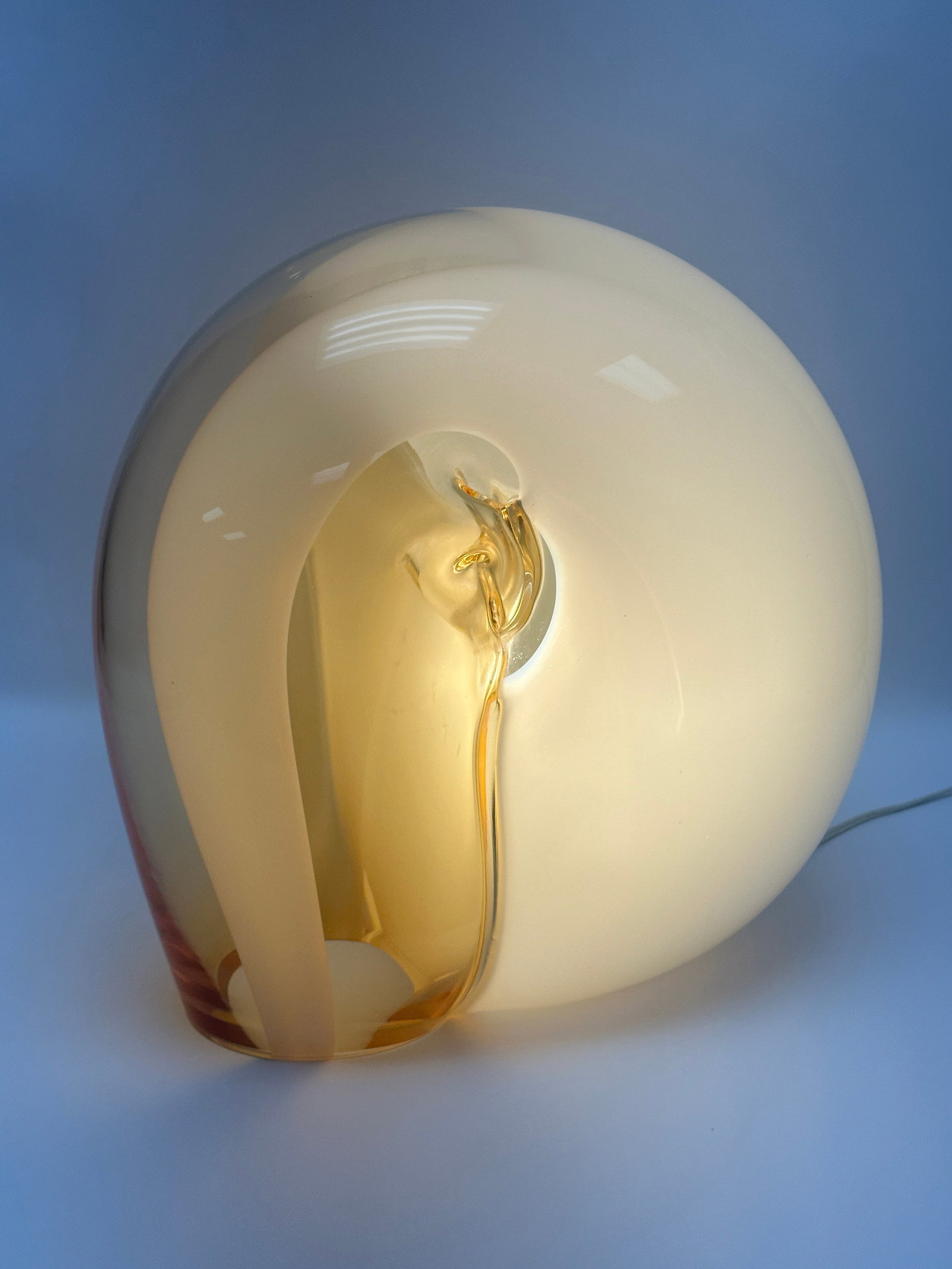 LARGE GINO VISTOSI MENEGA LAMP. (1 of 2)