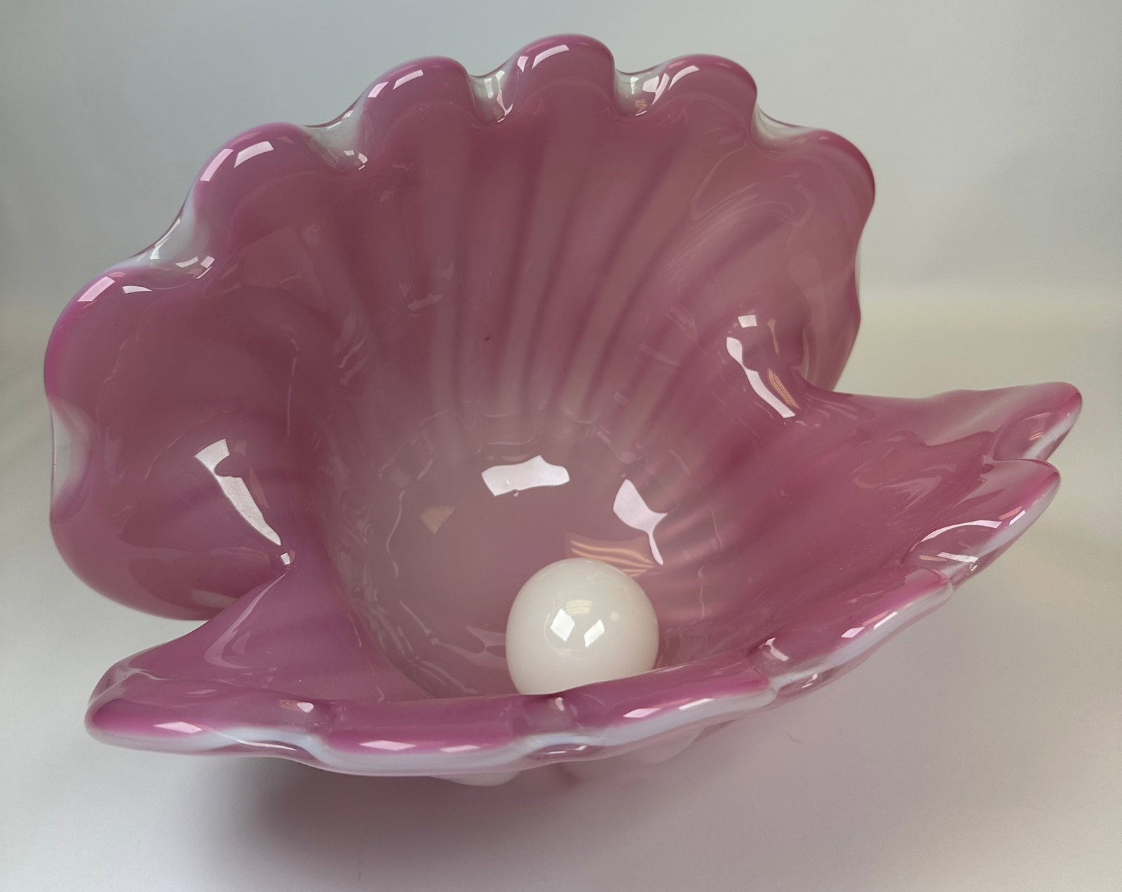 ARCHIMEDE SEGUSO (ATTR.) MURANO ART GLASS CLAM: UNSIGNED BUT ATTRIBUTED TO SEGUSO. ALABASTRO PINK AND WHITE CLAM SHELL WITH PEARL. 14.5"W, 11"H. CONDITION REPORT AVAILABLE ON REQUEST. CANNOT ISSUE REPORTS WHILE AUCTION IS IN PROGRESS.