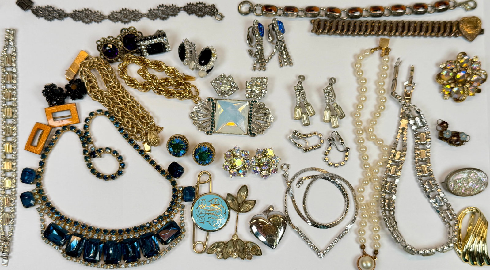 COLLECTION OF VINTAGE COSTUME JEWELRY: RHINESTONE, CLIP EARRING, BRACELETS AND MORE