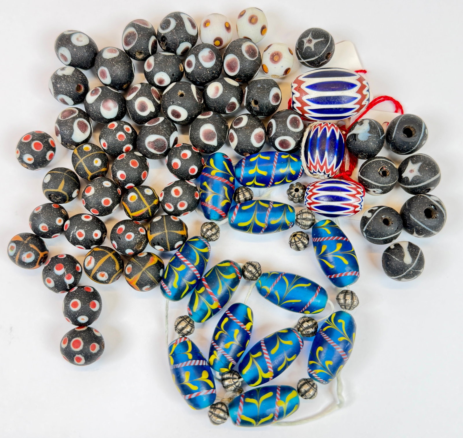 COLLECTION OF VINTAGE GLASS TRADE BEADS: SEE TITLE