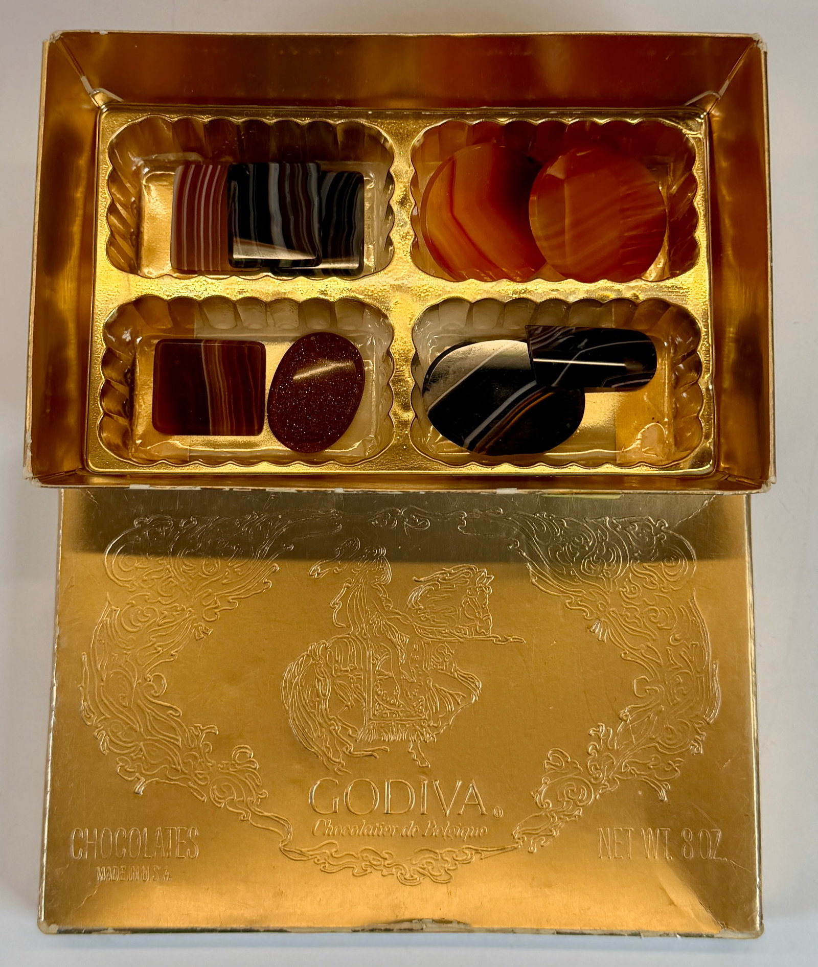 GROUPING OF AGATE AND GEMSTONE SLICES: AGATE, GOLDEN SANDSTONE, CARNELIAN AND OTHERS. LARGEST IS 1.5"
