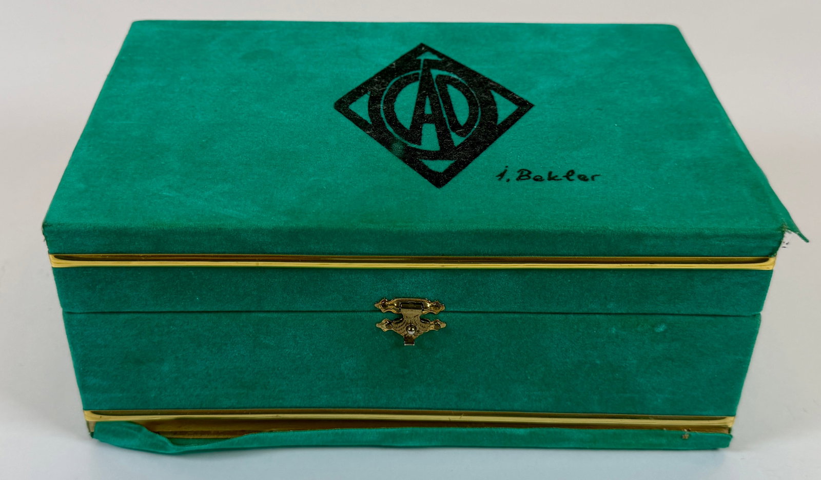 ISMET BECKLER FOR CAO MEERSCHAUM CAVALIER TOBACCO PIPE: TURKISH PIPE WITH CAO VELVET PRESENTATION BOX.