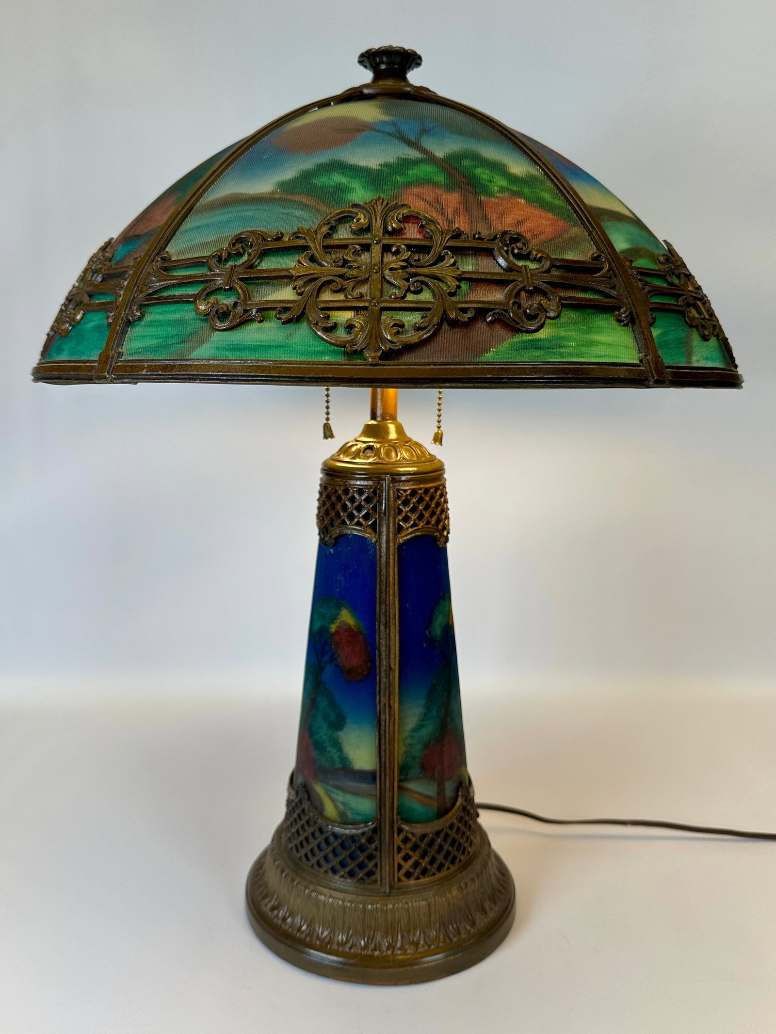 ANTIQUE JEFFERSON STYLE PANEL LAMP: FIVE PANEL SHADE WITH OUTDOOR LANDSCAPE MOTIF. RIBBED GLASS INSERTS IN SHADE AND BASE. 24"H. REQUIRES THIRD PARTY SHIPPING.