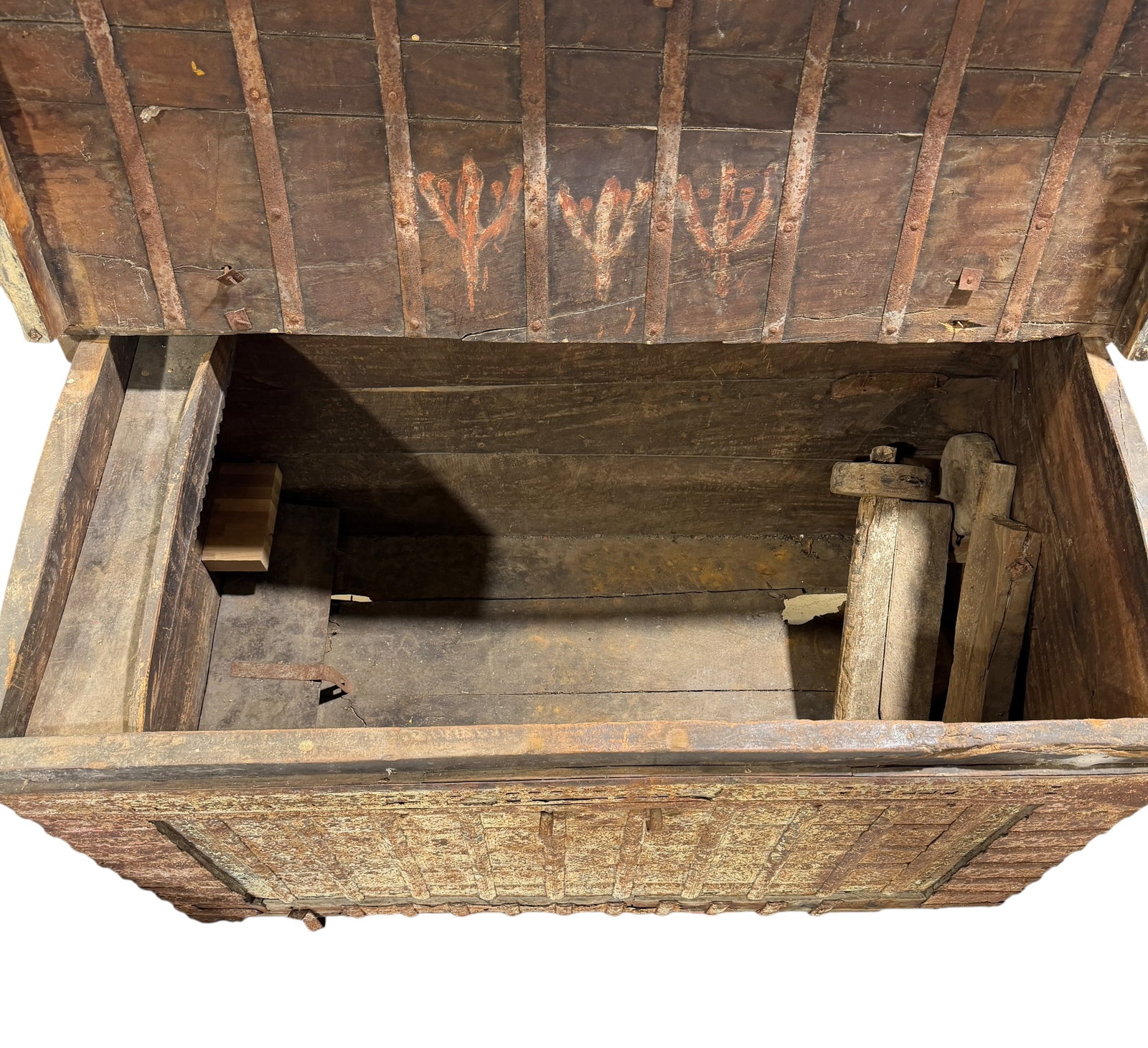 PRIMITIVE STEAMER TRUNK - 5