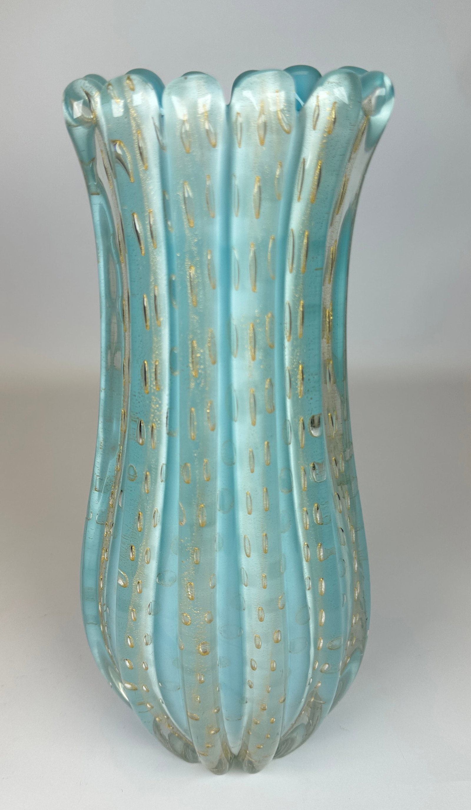 ALFREDO BARBINI ART GLASS VASE: MURANO AQUA BLUE, FLUTED BULLICANTE WITH GOLD AND SCALLOPED TOP. 13"H. UNSIGNED. REQUIRES THIRD PARTY SHIPPING.