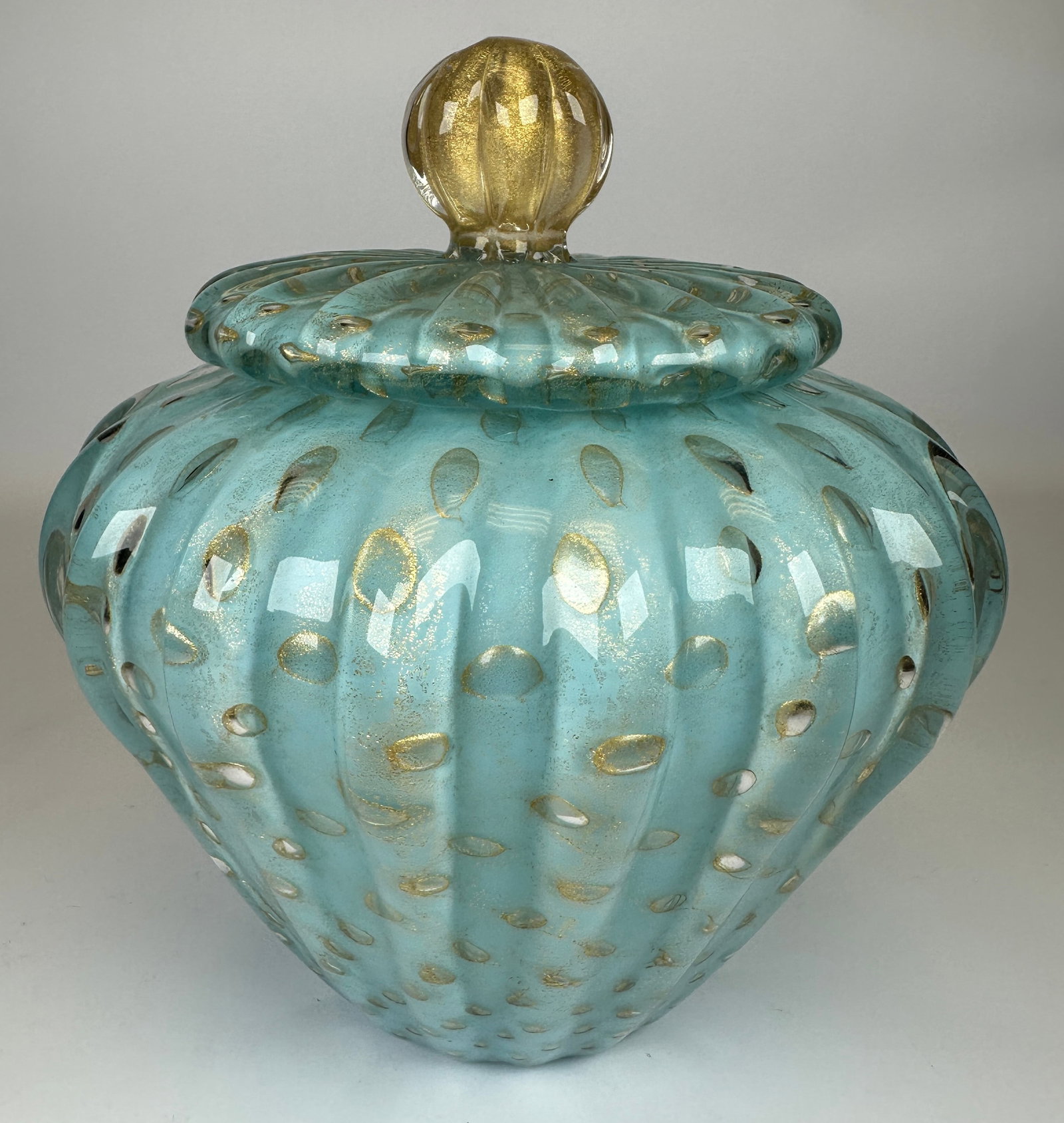 ALFREDO BARBINI ART GLASS VESSEL: GOLD BULLICANTE, AQUA BLUE, LIDDED. 9"H. UNSIGNED. REQUIRES THIRD PARTY SHIPPING.