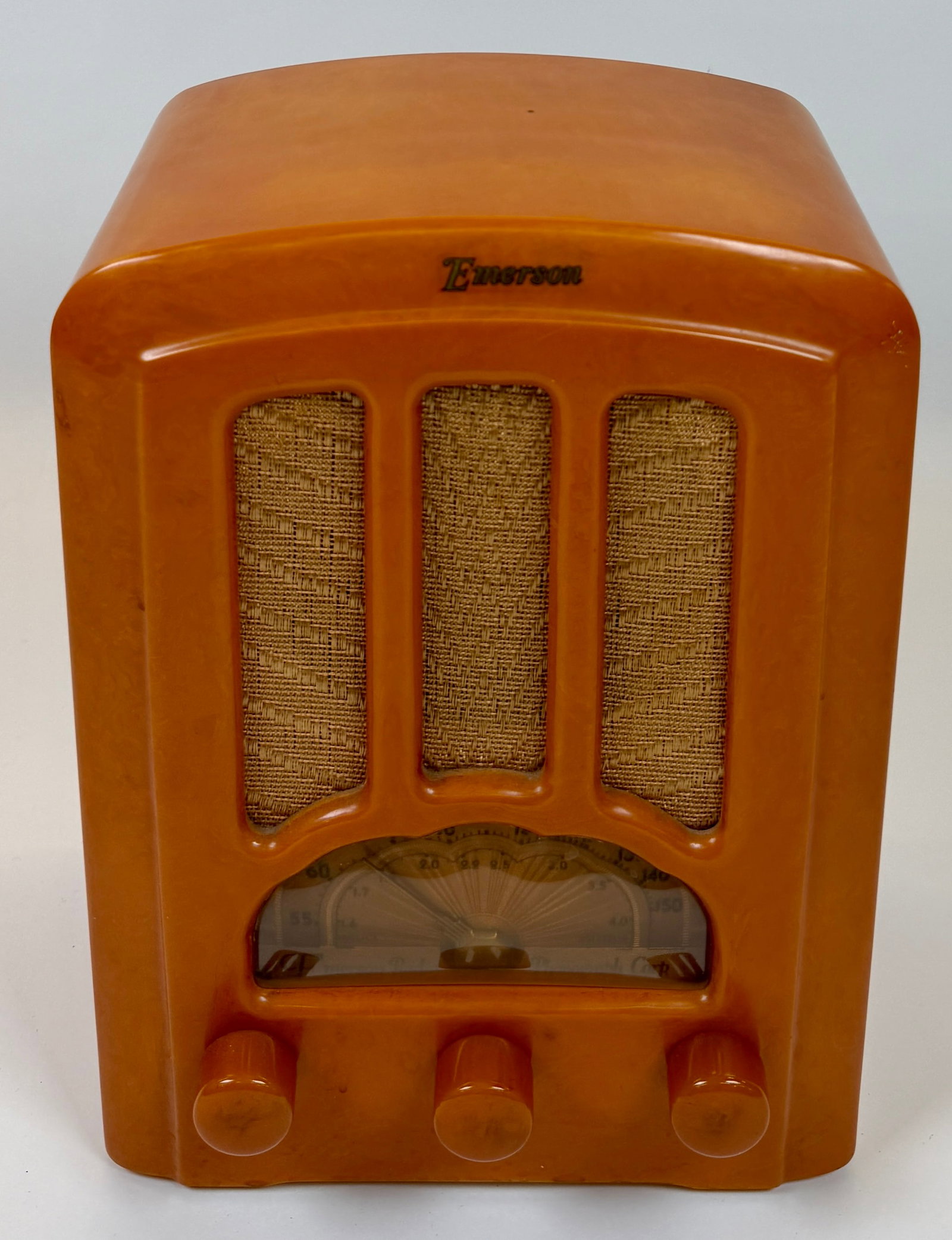 1937 EMERSON AU-190 BUTTERSCOTCH CATALIN RADIO: TOMBSTONE RADIO, MODEL AU-190 IN BUTTERSCOTCH. POWERS ON. 10.5"