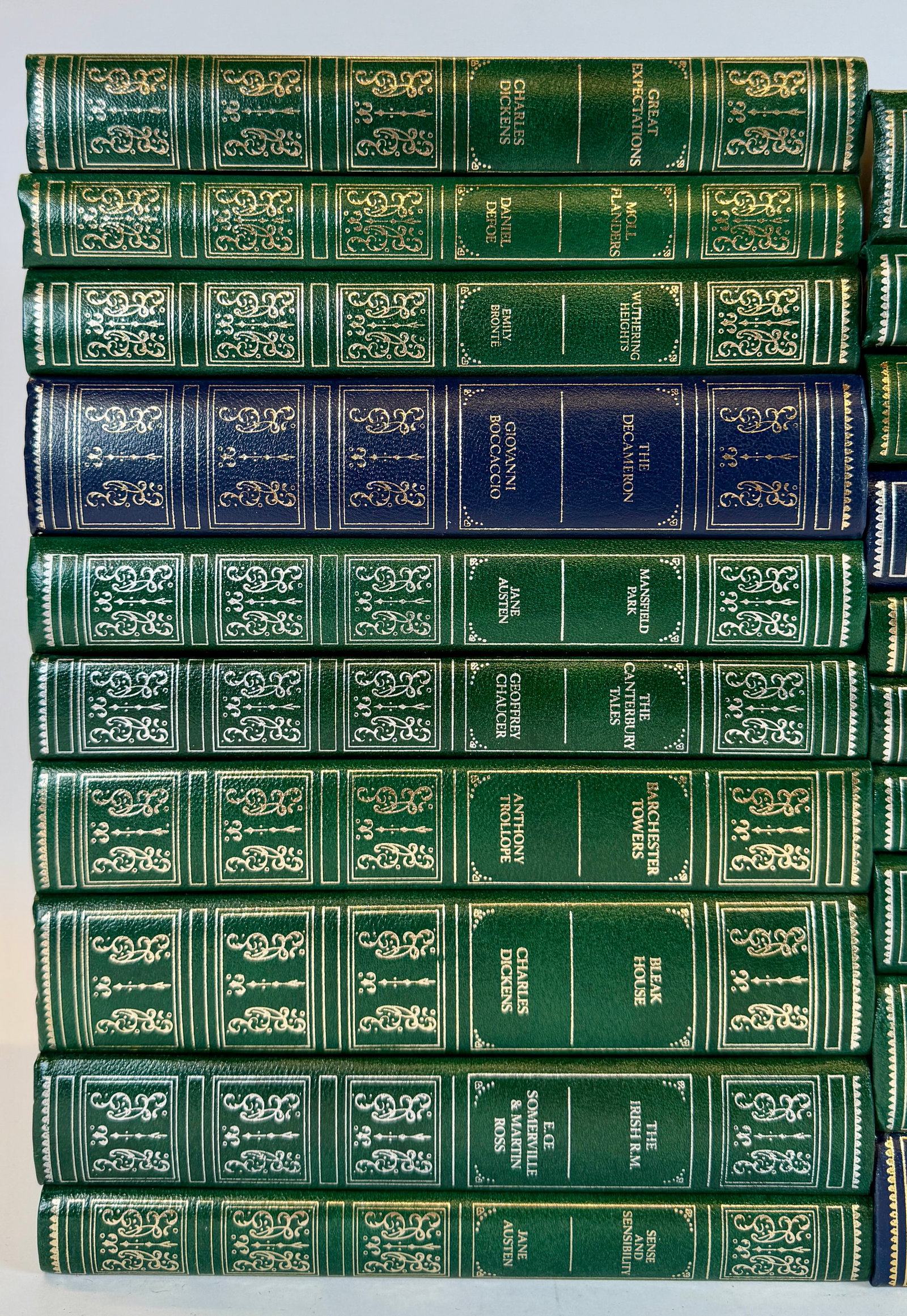 GUILD PUBLISHING CLASSIS - 30 VOLUMES - 2