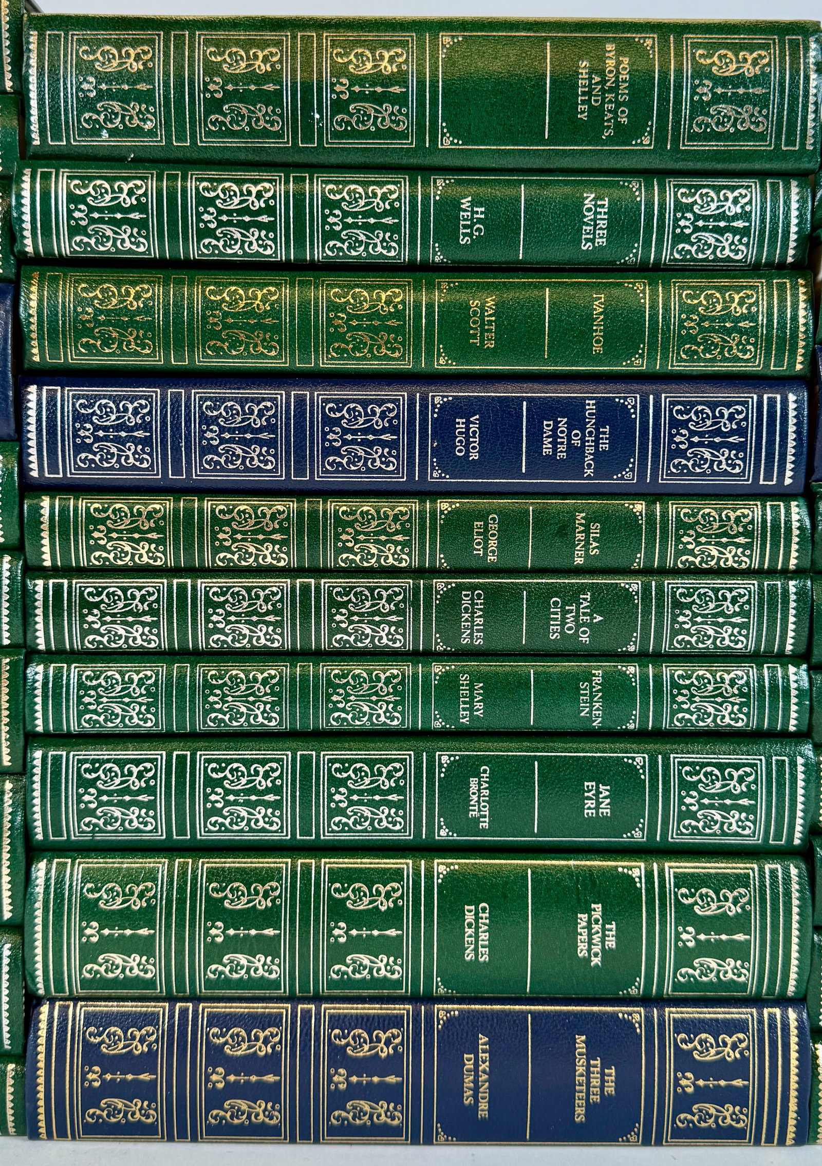 GUILD PUBLISHING CLASSIS - 30 VOLUMES - 3