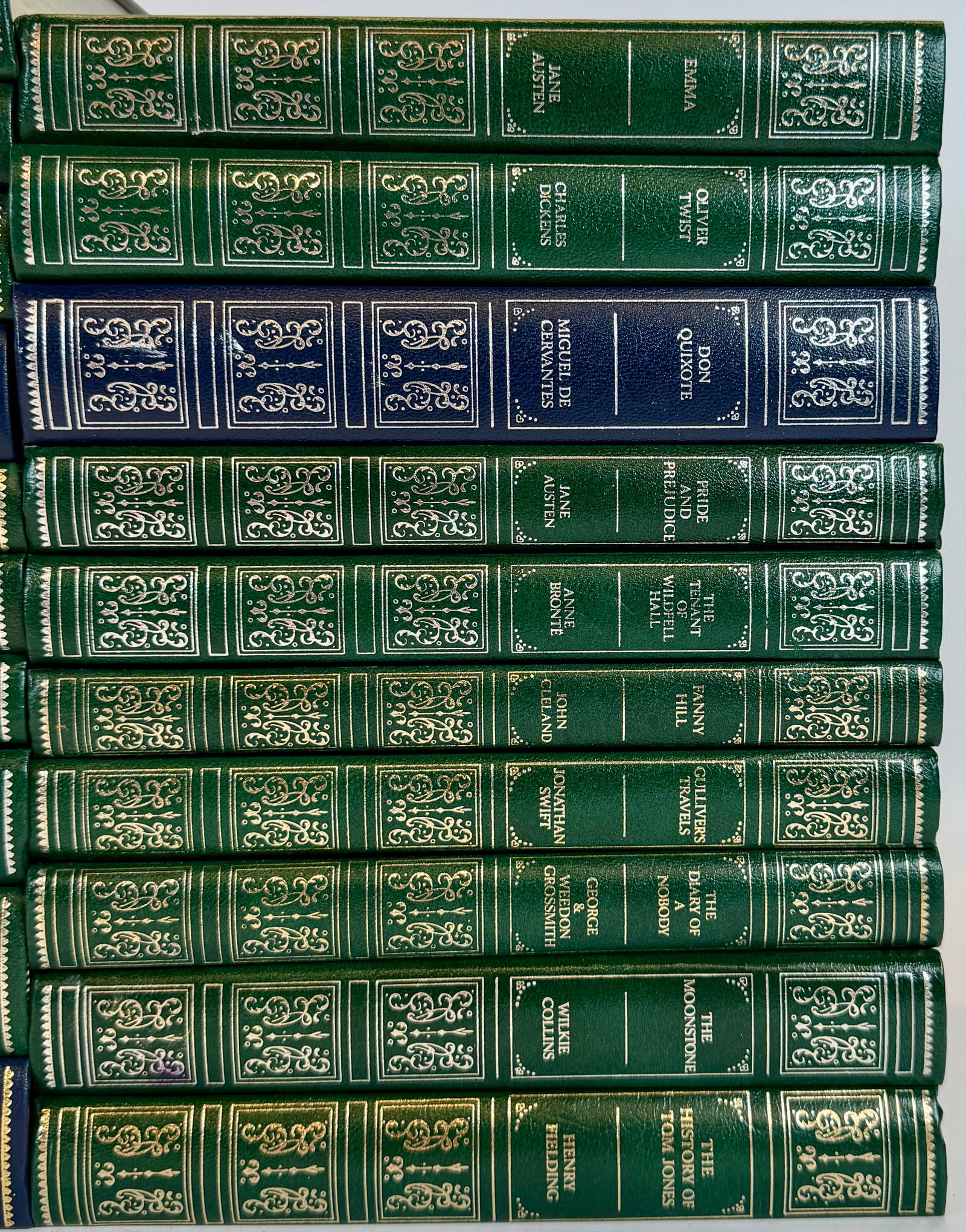 GUILD PUBLISHING CLASSIS - 30 VOLUMES - 4