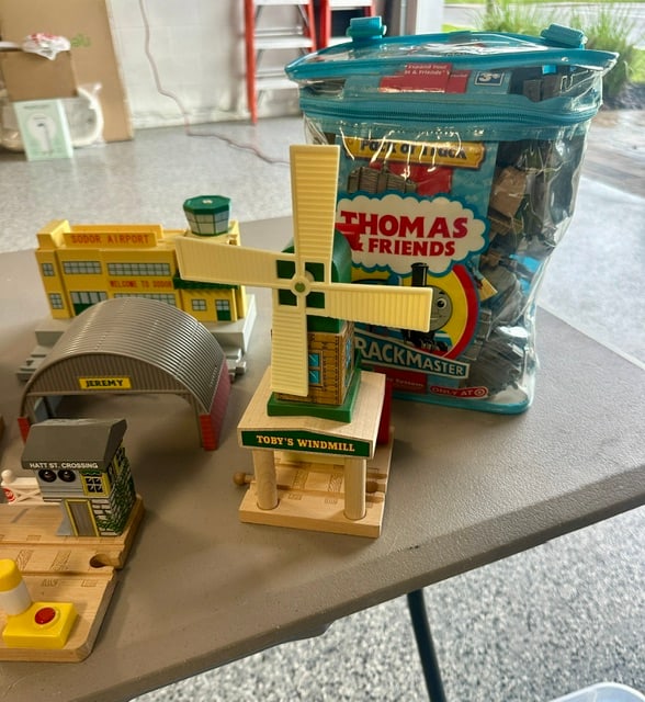 THOMAS THE TRAIN PLAY SET COLLECTION - 6