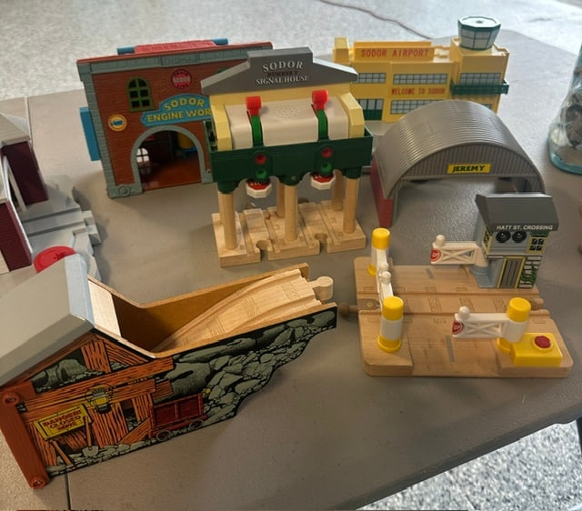THOMAS THE TRAIN PLAY SET COLLECTION - 7