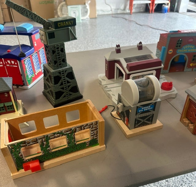 THOMAS THE TRAIN PLAY SET COLLECTION - 8