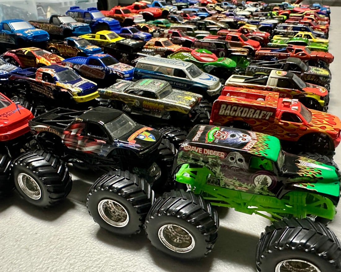 HOT WHEELS MATTEL TOYS MONSTER TRUCK COLLECTION (1 of 8)