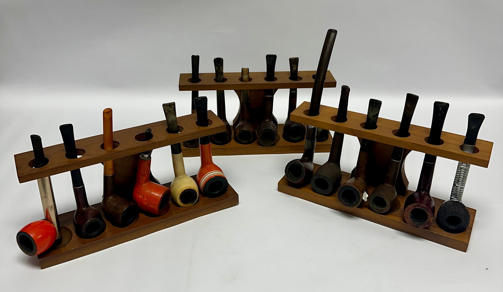 COLLECTION OF VINTAGE TOBACCO SMOKING PIPES: BRANDS INCLUDING FILTO, IMPERIAL, THE PIPE AND OTHERS. BRIAR AND OTHER TYPES. ALL WITH WEAR COMMENSURATE WITH AGE AND USE.